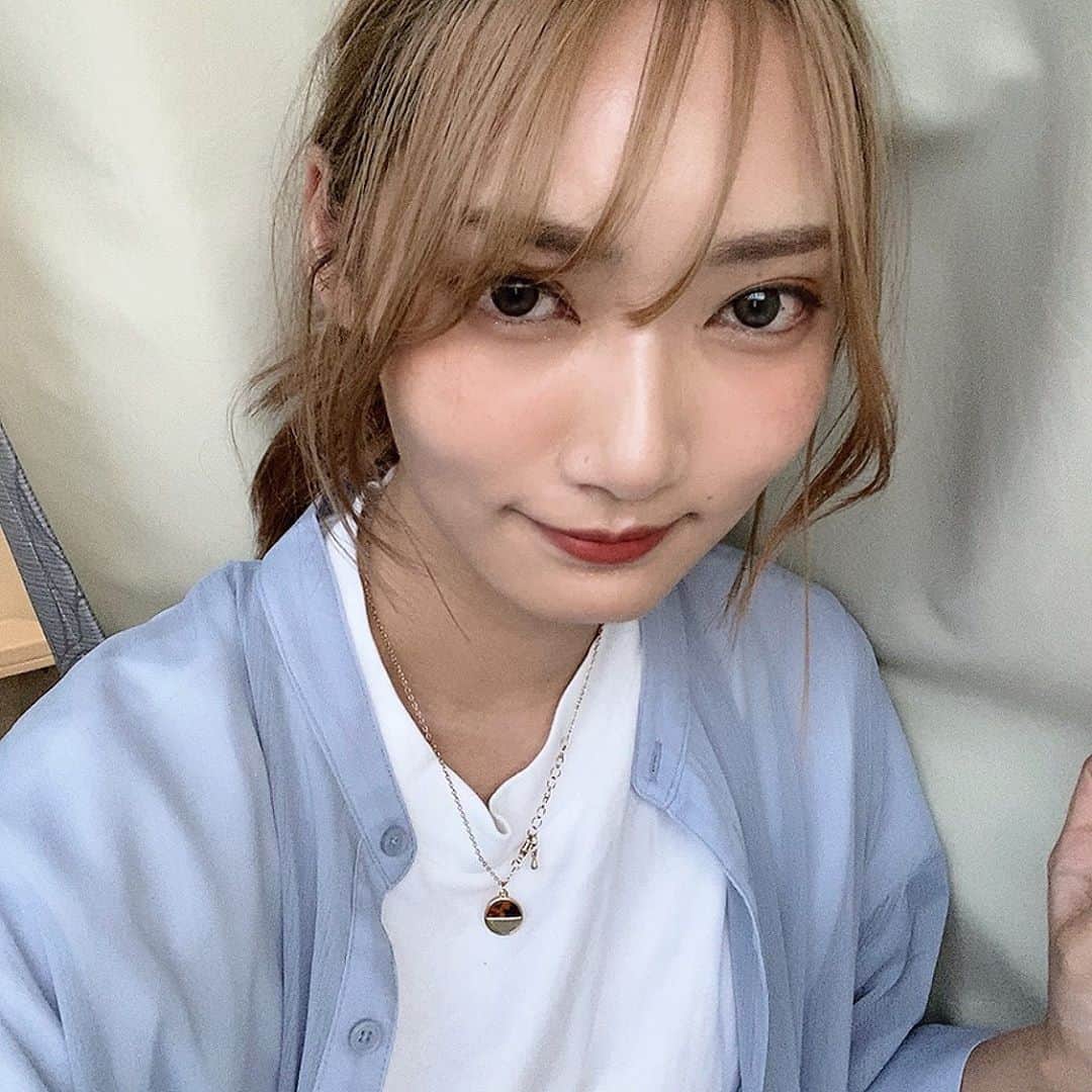 ゆりのインスタグラム：「今まさに流行ってるシースルーシャツを着てみました！普段はショートパンツとか恥ずかしくて履けないけど、シースルーシャツ重ねてるとなんか許される感があって久々に履きました😂 梅雨も明けて、完全に夏！！って感じになったね！！今年はおうちでダラダラ夏休みになりそうだから真面目にダイエットしないとはち切れてまうわ #gu_for_all  #GUstyle #gupr #シャツ #シアーバンドカラーロングシャツ」