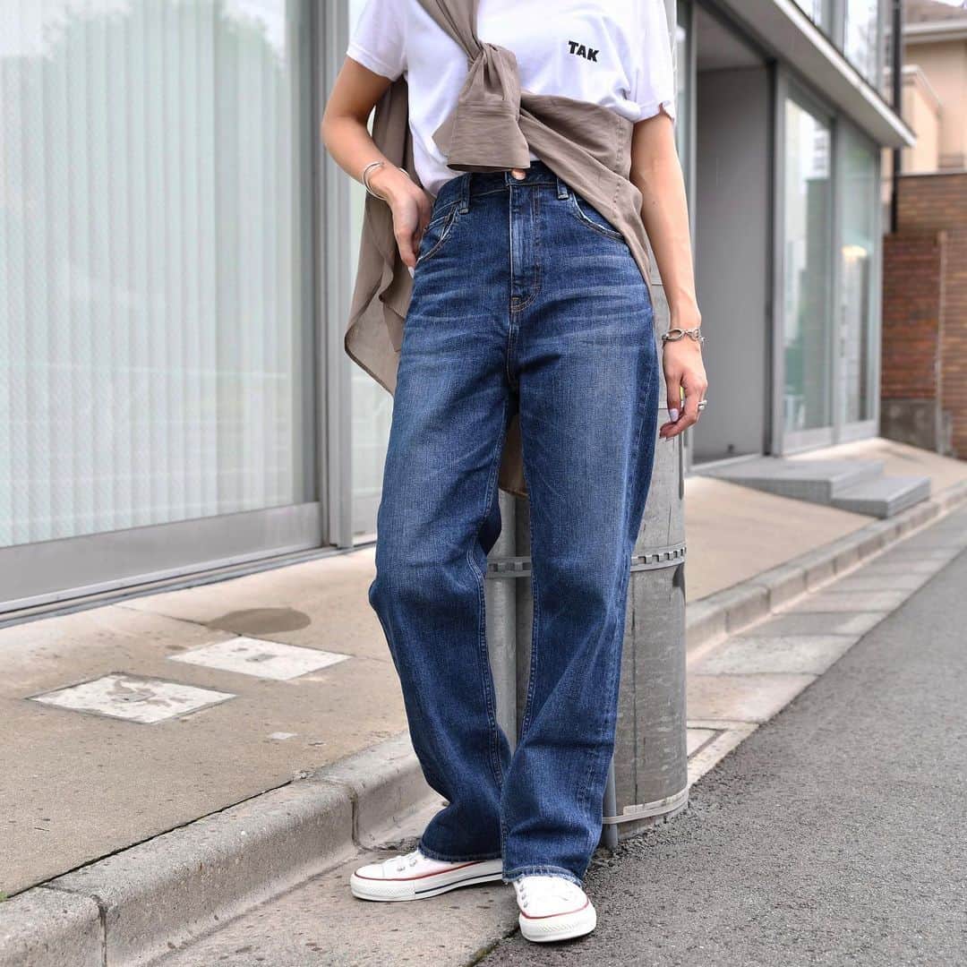 のインスタグラム：「.﻿ ﻿ New model✔️﻿ ﻿ Niceday﻿ ¥19,000+tax﻿ ﻿ ハイライズストレートの新シルエット。ややゆとりののあるシルエットで女性らしいラインが特徴のデニムです。﻿ ﻿ #redcarddenim#redcardtokyo#denim#jeans#intheknowgl#upperhights#converse#レッドカード#レッドカードデニム#デニム#ジーンズ#新モデル#ストレートデニム#ハイライズデニム#ハイライズストレートデニム#デニムコーデ#カジュアル#大人カジュアル#スニーカーコーデ#カジュアルコーデ#Tシャツコーデ#」