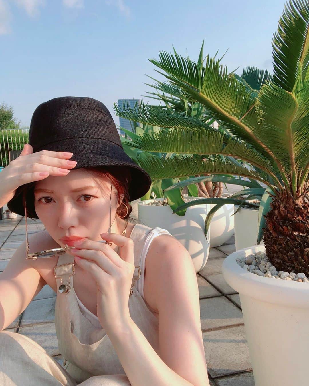 山脇道子のインスタグラム：「🌇 夕方も日差しが強いから テラスでも帽子にサングラス🕶 外出時はマスクもプラスしてるから 誰かわからなくて ちょっと怖いかも😷😎🤥」