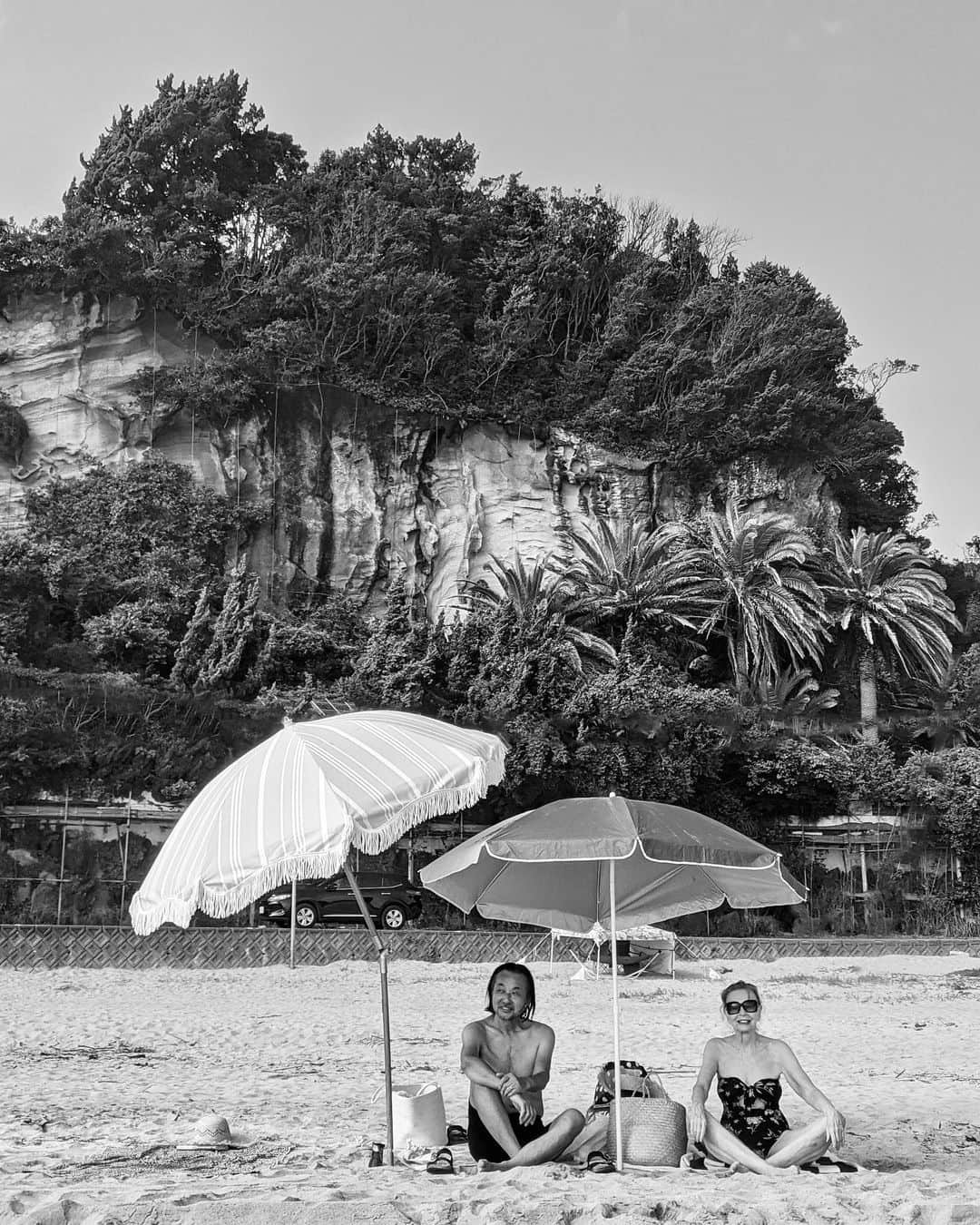 のインスタグラム：「Just me and my parents and the beach🐚 家族水いらずで海に行くのは十数年ぶり #夏休み」