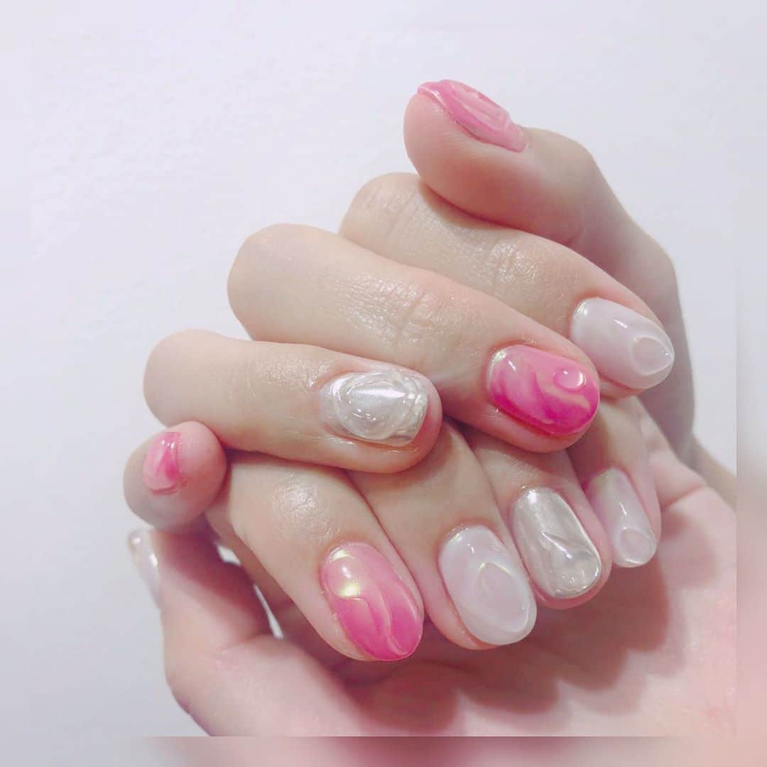 のインスタグラム：「💅✨💅 前回のネイルが可愛すぎたので おかわりネイルしました。 Lapis新宿店さんにて担当は manamiさん(@lapis_manami )です🥰✨ 全く一緒なのもなと思ってピンクの色ちょっと濃いめにして配置も少し変えたよ🥺💕 #nail #lapisnail #handnail #lapis #mirrornails #ネイル #ハンドネイル #ミラーネイル #ぷくぷくネイル」