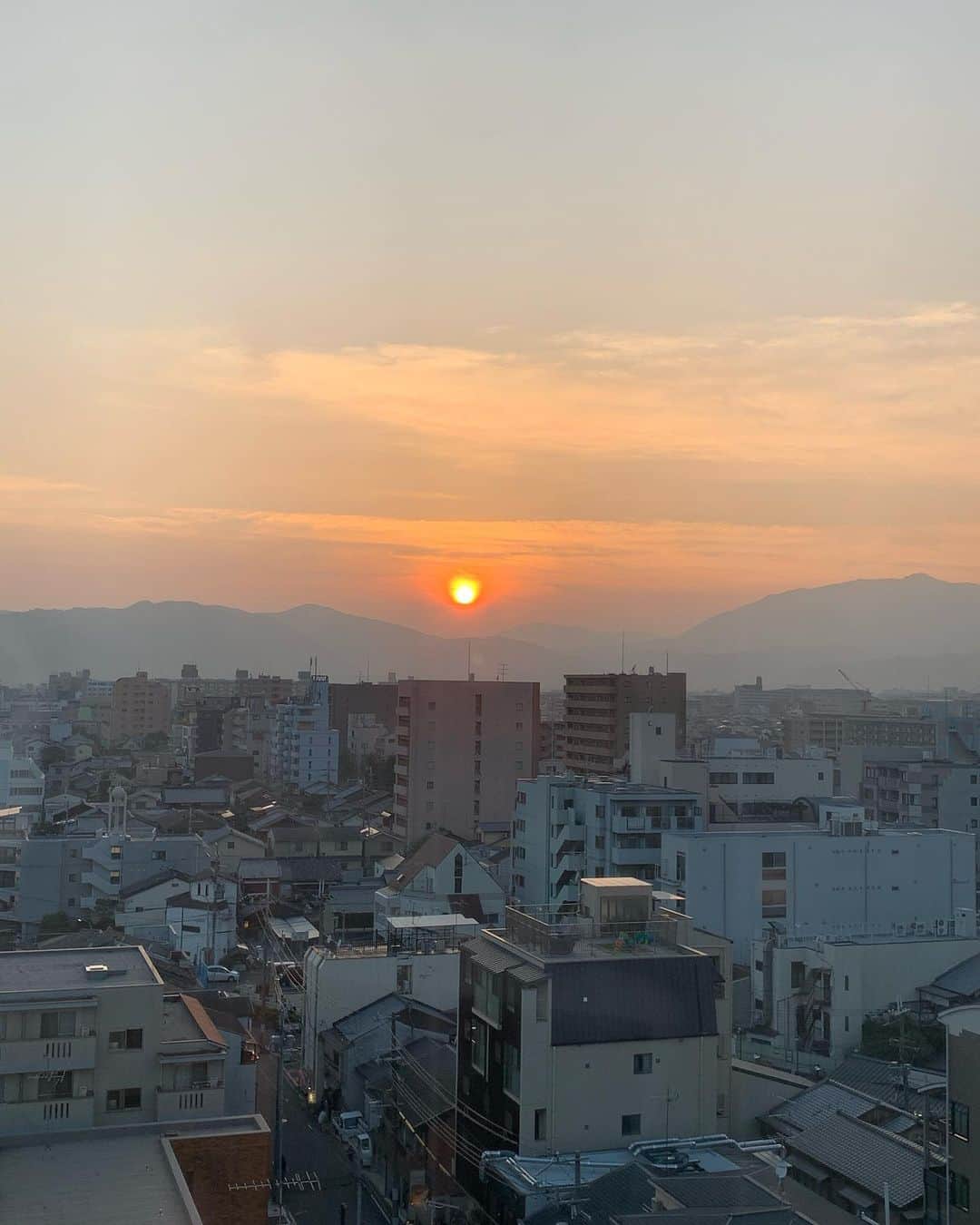 前川泰之さんのインスタグラム写真 - (前川泰之Instagram)「京都の夕陽をお裾分け^_^ 今日は暑かったー💦💦　京都38度！！ コロナにも暑さにも負けずに頑張りますよ👍🏻  #京都　#コロナ対策　#暑さ対策」8月5日 18時45分 - maekawa_yasuyuki_official