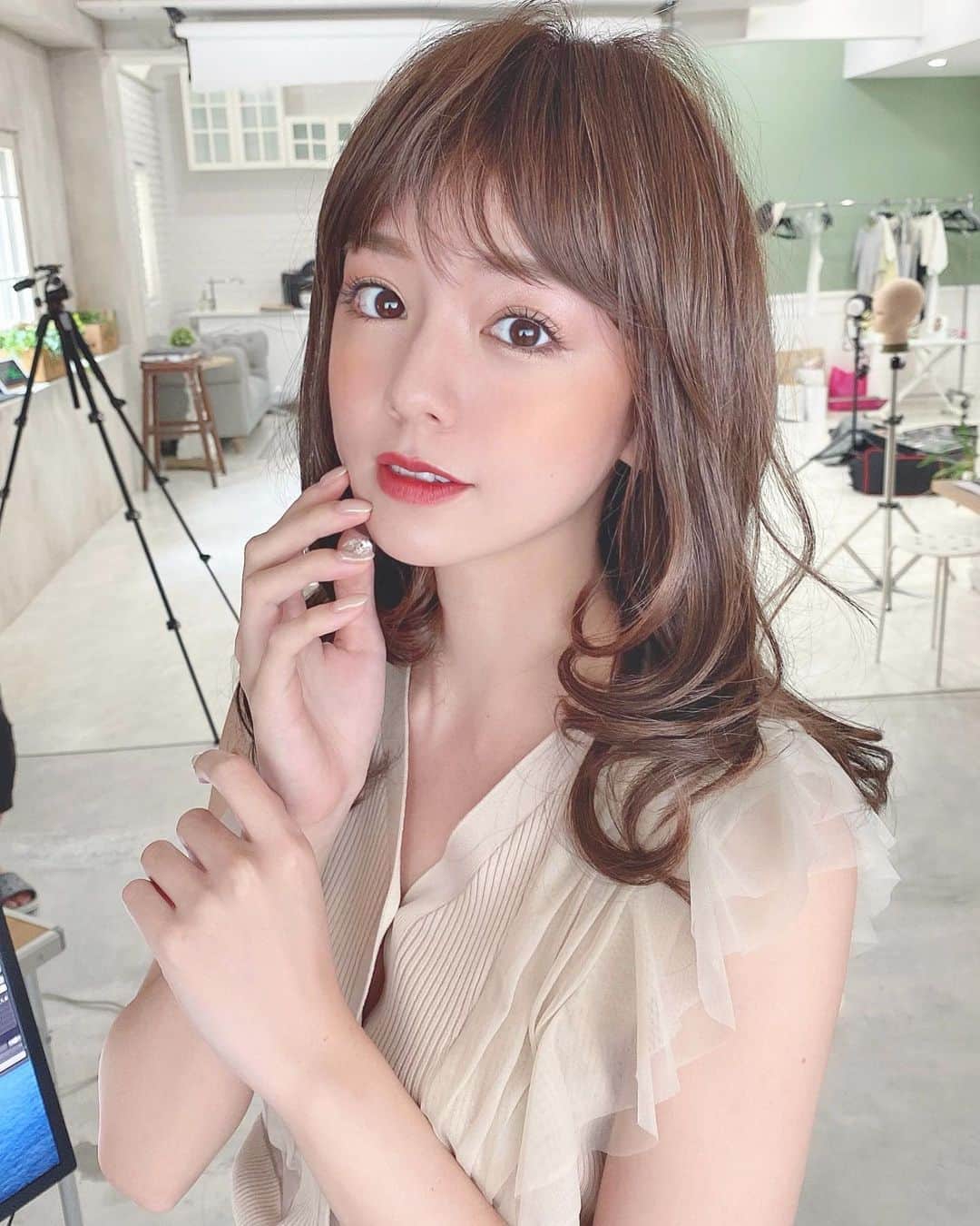 のインスタグラム：「みんなロングヘアのストーリー見てくれた？👀笑  撮影でウィッグつけたの🤣💓  1年くらい前からフォローしてくれてる人は、エクステ時代も知ってるからそんなに違和感ないかな？😮笑  ボブの時よりなんか大人しそうな雰囲気に見えるね😍笑  ロングもまたしたいな〜🌸  フォロワーさんは、多分ショートかボブの短い派の人が多いかな？🥺  周りの友達からの評判はは半分半分だからいつも迷う😭笑  #ウィッグ#ロングウィッグ#ファッションウィッグ#医療用ウィッグ#ロングヘア」