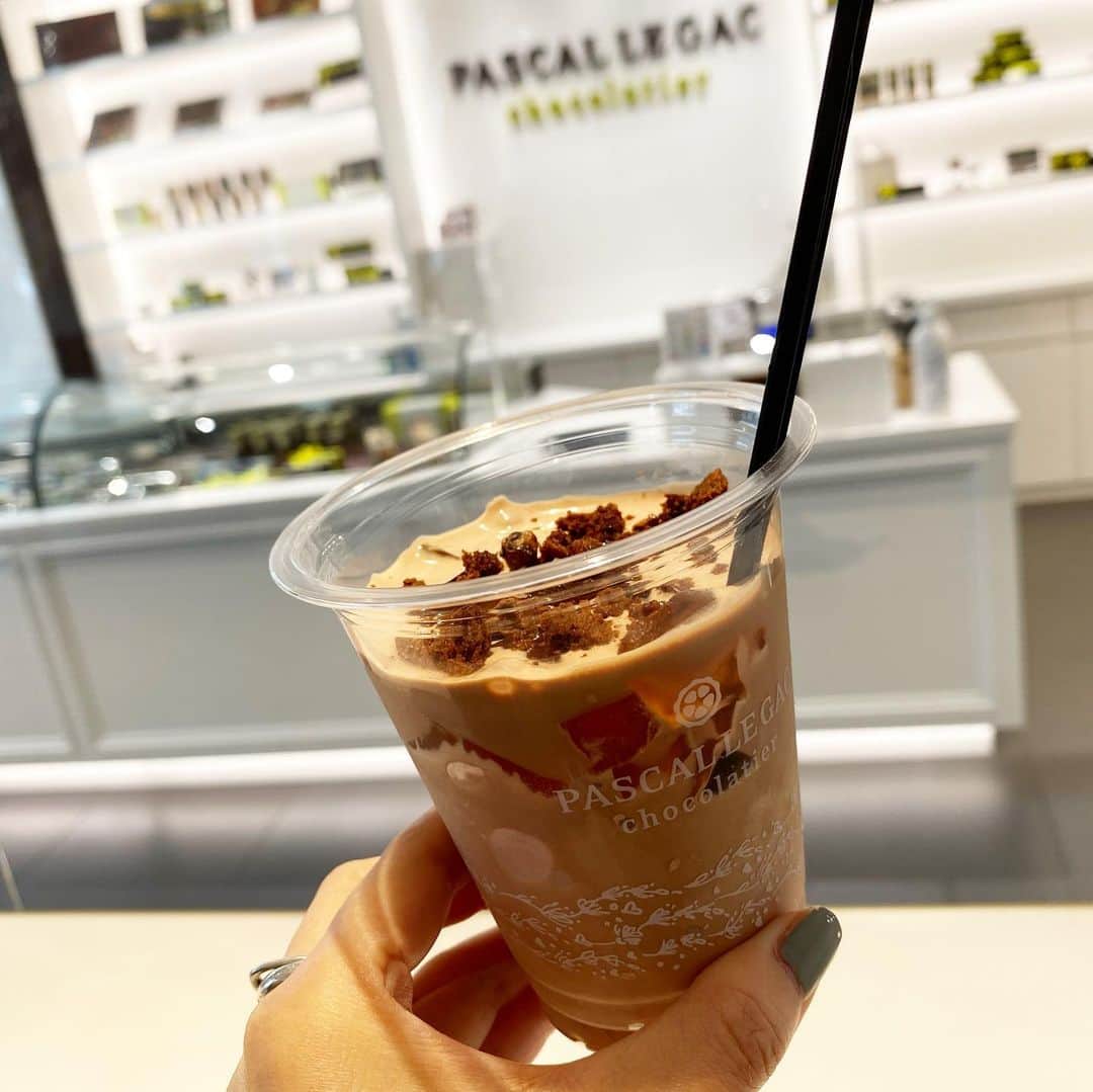 市川歩美のインスタグラム：「先日大好きな「パスカル・ル・ガック東京」へようやく行ったら「ショコラフラッペ」が新登場していてなんと、600円❣️とても美味しかったです❣️❣️  アマゾンカカオのジュレ、チョコレートのサブレ、アマゾンカカオのカカオニブのキャラメリゼ。オリジナルチョコレートアイスとミルクで作られた、ひんやりフラッペです。  テイクアウト限定、夏限定だそう。ぜひ❣️❣️  #ilovechocolate  #chocolat #chocolatelovers  #chocolate #チョコレート #チョコレート大好き #チョコレート好き #ショコラ #チョコレート好きと繋がりたい #チョコレートケーキ #カカオ #アマゾンカカオ#パスカルルガック東京 #フラッペ #夏チョコ #夏ショコラ #赤坂カフェ #溜池山王#チョコレートドリンク#テイクアウトスイーツ」