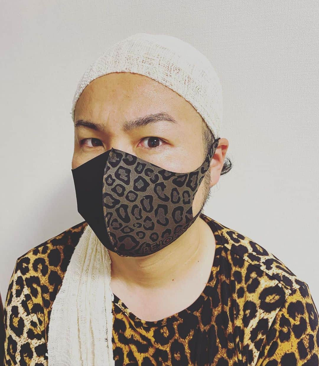 石山大輔のインスタグラム：「ダンソンにピッタリのマスク頂きました！！　 名前をダンソンマスクにしたいぐらいっ！！  決めたっ！！　絶対に営業が始まればこのマスクを使う！！  新手のカラーギャング感も良いっ！！ もうマスクでしか個性が出せない時代がきたか。。。  自分がコロナになっているわけではありませんが、舞台に一緒に出ていた事があった為に、大事をとって休憩させて頂いております。。  体は万全の状態ですので、ご安心ください！！　  早くオシャレマスクデビューしたいぜっ！！   @bejorajapan  #BEJORA #ビジョーラ #マスク #おしゃれマスク #ダンソン #ダンソンマスク」