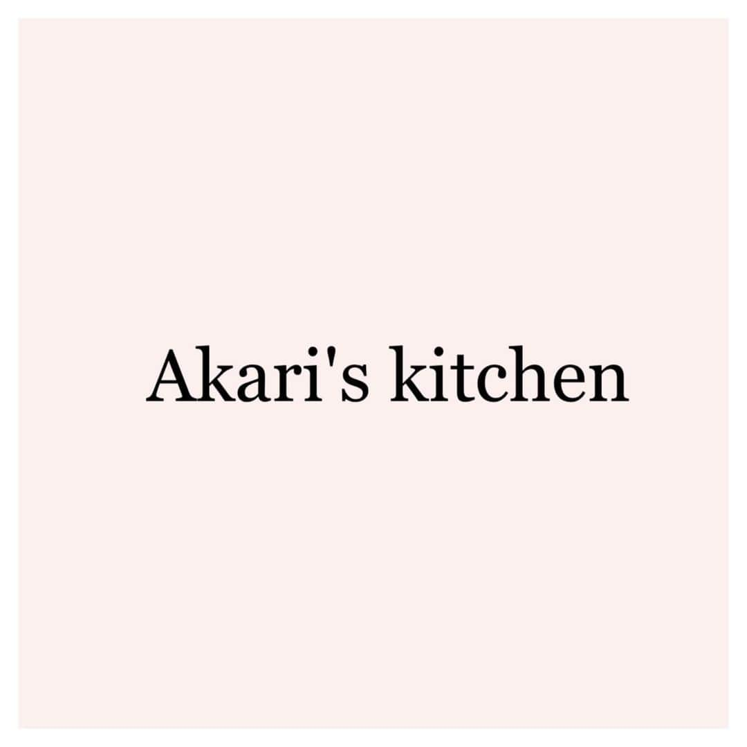 白姫あかりさんのインスタグラム写真 - (白姫あかりInstagram)「久々のAkari's kitchen🍽. 今日の夜ごはんは美肌＆整腸メニュー✨✨. . ★きのこたっぷり鮭のホイル焼き. ★グリーンサラダ(人参ドレッシング). ★宗家キムチ ★とうふとワカメのお味噌汁. ★ごはん. . 鮭は抗酸化作用が多く含まれていて蒸し焼きにすると栄養素が損なわれづらく効率よく摂れ、さらにきのこたっぷりで食物繊維が多く摂れ、免疫力もアップしてくれます✨✨疲労回復にもオススメです❣️. . 宗家(チョンカ)キムチは、酸っぱくてよく漬かってる感じのキムチが私は苦手で、美容にも最強なのを知っていながら買わなかったのですが、 @tsubasa.toshimizu ちゃんがおいしくてオススメって教えてくれたので買ってみたら本当に美味しくてハマってしまったキムチです😊. . 簡単・時短メニューだし、スタンダードな献立ですが、食品がもつパワーを信じて、キレイになる❣️って思いながらいただくと身体が喜ぶ感じがします😊✨. . . . #おうちごはん#夜ごはん  #cooking #dinner #免疫力アップ #抗酸化作用 #美肌 #腸活#健康ごはん」8月5日 18時54分 - akari_shiraki