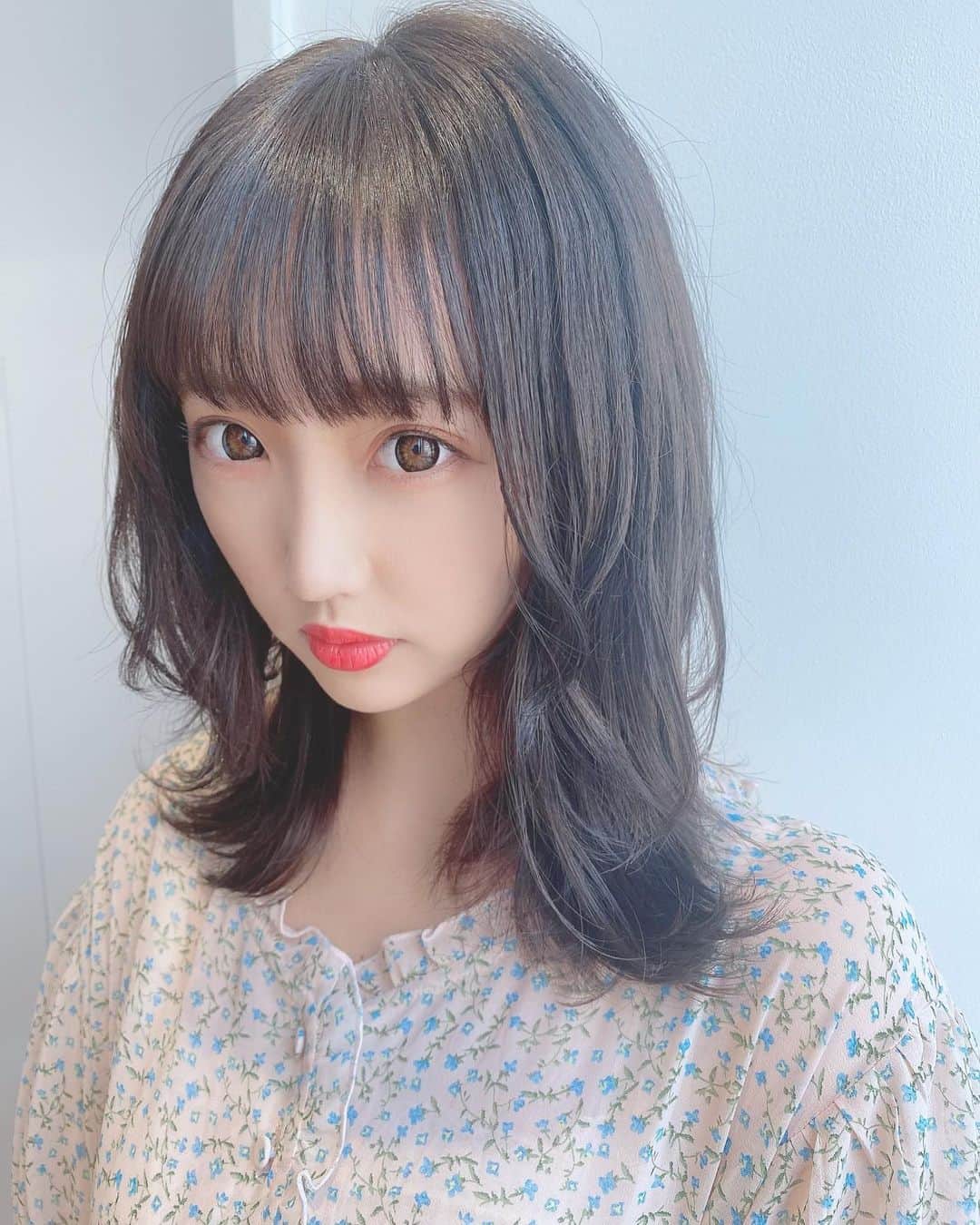 のインスタグラム：「美容院いってきた✂︎ めっちゃんこ透明感な色に してくれました @nishimura_violet   ここの美容院めちゃおすすめ♡  #バイオレット#violet #名古屋美容院#名古屋サロン  #栄美容室  #栄美容師  #名古屋美容室 #名古屋美容師  #名古屋美容院　#名古屋ヘアサロン #名古屋サロン #栄美容院  #ミディアムヘア #ミディアム　アレンジ#ミディアムヘアアレンジ  #ショコラブラウン#ショコラベージュ#ダークブラウン #アッシュベージュ#暗髪カラー #グレーアッシュ #サロンモデル#名古屋サロンモデル#サロモ #サロモ募集中 #サロモ希望 #名古屋サロモ #名古屋サロモ募集中」