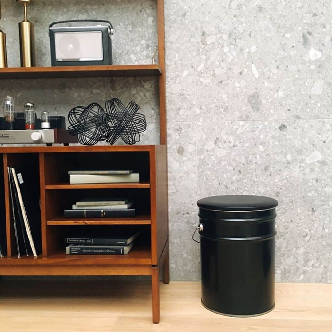 フレシャス公式(FRECIOUS) さんのインスタグラム写真 - (フレシャス公式(FRECIOUS) Instagram)「#フレシャス収納術 . 本日はフレシャス編集部おすすめの #収納グッズ をご紹介✨ . . ＜スタイリッシュなマットブラックのサーバーと好相性！＞ . 持ち手つきで、運びやすいペール缶は、 スツールにもなる優れもの💡 . 「収納して座れる」２WAYな作りは、 コンパクトな部屋にもおすすめです✨ . サーバーの質感に合わせて つや消しのブラックカラーを選べば、 空間のトータルコディネートが完成です！ . . （写真1・２）　　水ボトル1本が収納可能 （写真３）　 シックなインテリアに馴染みます♪ . . お色は、ブラック以外にもネイビーやベージュも！ 気になる方はぜひ検索してみてくださいね。 . . <商品名＞ 「YAMASEN ペール缶スツール CS-31(ABK)」 . （サイズ） 幅31×奥行31×高さ39cm . . ＜主な対応機種＞=9.3Lボトルタイプ 【Slat】 #フレシャススラット 【Slat+cafe】#スラットプラスカフェ . その他の水ストック術はこちら✨ ↓　　 ↓　　↓ #フレシャス収納術 . . ぜひご参考ください🌸 . ─────────────── フレシャス公式Instagram✨ フォローはこちらから♪ ↓　↓　↓ @frecious_official ─────────────── . . #フレシャス #ウォーターサーバー #天然水 #フレシャススラット #Slat #水ストック術 #収納アイディア #収納ボックス」8月5日 19時04分 - frecious_official