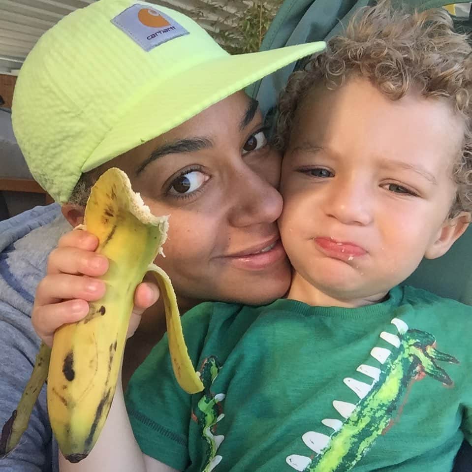 クーシュ・ジャンボさんのインスタグラム写真 - (クーシュ・ジャンボInstagram)「I just want you to eat the banana AND take a selfie with me. What’s the big deal? 🥰」8月5日 18時57分 - cushjumbohere