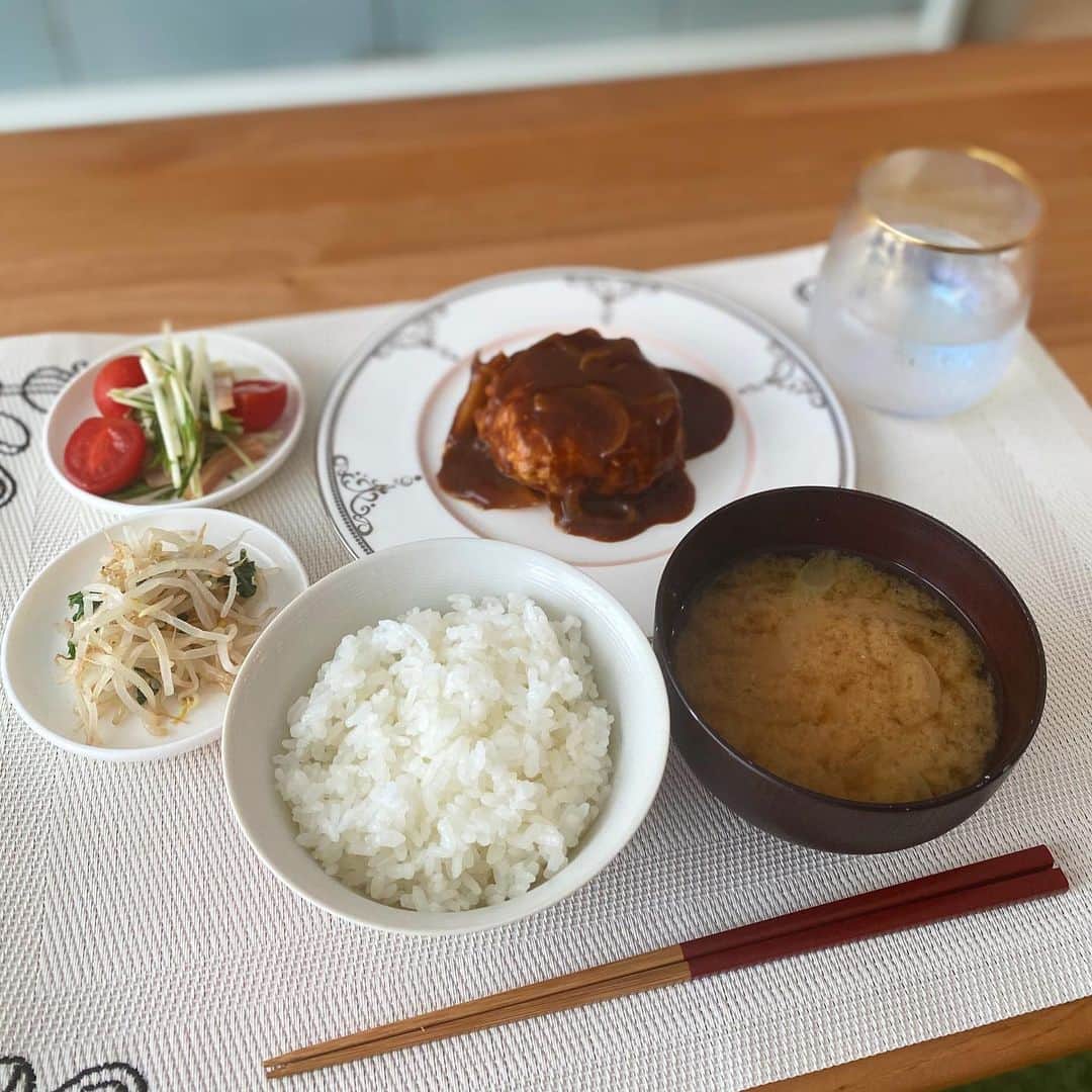 山内鈴蘭さんのインスタグラム写真 - (山内鈴蘭Instagram)「てづくりごはん🍚💓 ． ． #自炊 #一人暮らし #豆腐ハンバーグ #もやしナムル #水菜とトマトのサラダ #ご飯盛りすぎた #食いしん坊 なんだから😂🍚 #ひとりごはん #女子力あげたい #切実に 🙃笑」8月5日 18時59分 - xxsuzuranxx