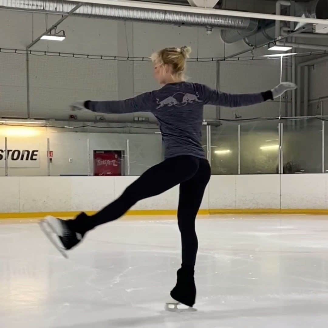 レッドブルのインスタグラム：「viewer discretion is advised: chance of feeling really dizzy after watching = very likely 😰 🥴  ⛸ : @emmi.peltonen  #redbull #givesyouwings #figureskating #iceskate」