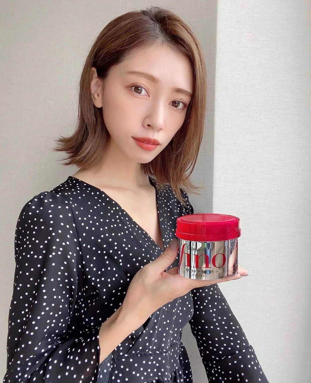 石黒美帆のインスタグラム：「* ジメジメする梅雨から夏にかけて 普段からお悩みいっぱいの髪が、もうどうにもならなくなる時期…😭☔️  特にパサつきや広がりが気になるので、コスパが良くてたーっぷり使える フィーノ プレミアムタッチ 浸透美容液ヘアマスクに助けられています❣️  発売から10年以上経った今でも雑誌で良く見かけるし、コスメサイトでも上位に入ってるのを見かける人気トリートメント☺️👏私も口コミを見て購入して以来、ずっと愛用しています⋆*  テクスチャーが固すぎず柔らかすぎず、シャンプー後の濡れた髪にしっかり絡んでくれます。乾かした後の手触りも抜群に良くなります♡  #私はfino派#ヘアケア用品#ダメージケア#ヘアケア#美容#fino#hair#PR #haircare#beauty#vocest」