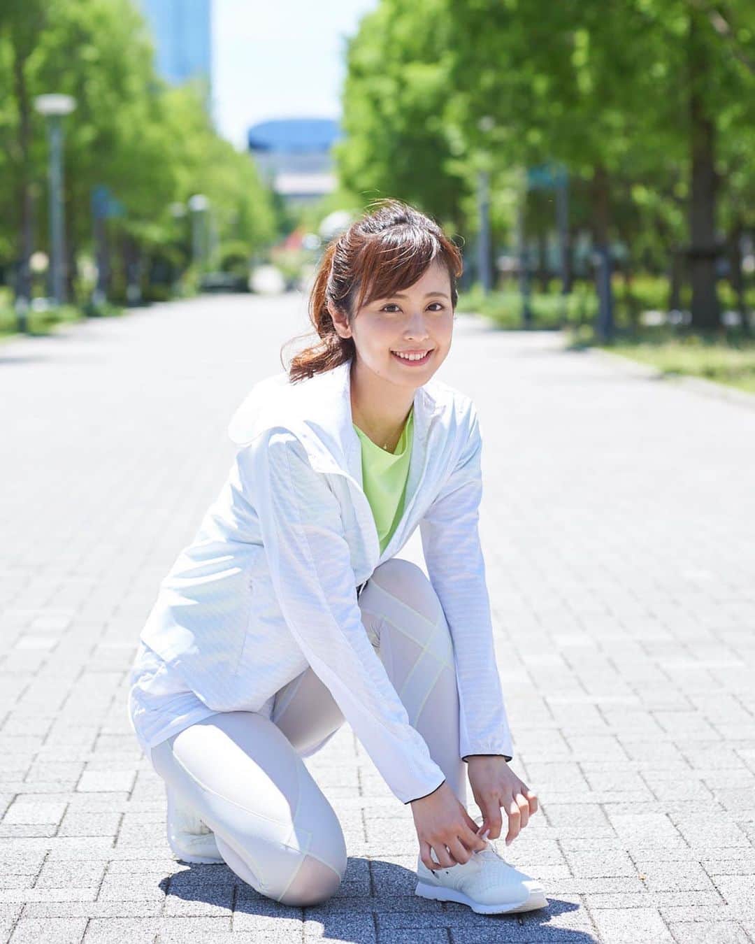 フジテレビアナウンサーのインスタグラム：「. フジテレビ女性アナウンサーカレンダー2020 撮影の裏側🎬をご紹介… 今日は、3月編💭  爽やかに晴れた朝🌞広々としたシンボルプロムナード公園で撮影が行われました。 白にグリーンを差し色にしたウエア、ポニーテールにヘアバンド😉普段とは違う久慈さんのスポーティなスタイルが新鮮です。  まずはストレッチのポーズから📸と思ったら… 「あれ？ストレッチってどうするんでしたっけ？？」と戸惑う久慈さん。すかさず、カレンダー班で立ち会っていた酒主先輩がアドバイスをしていました👍  本編ではどんな写真が使われたか、ぜひ確認してみてくださいね！  恒例となりつつあるカレンダー撮影の裏側リポート🔰🎤 堀池くんのリポートは、FODアナマガにて配信中です☺️  https://fod-sp.fujitv.co.jp/s/genre/announcer/sera002/a002110041/  ご自宅にいながら、お台場めぐりができる フジテレビ女性アナウンサーカレンダー2020、後半もよろしくお願いいたします☺️  #久慈暁子　@kuji_akiko  #酒主義久　@yoshihisa_sakanushi   #シンボルプロムナード公園」
