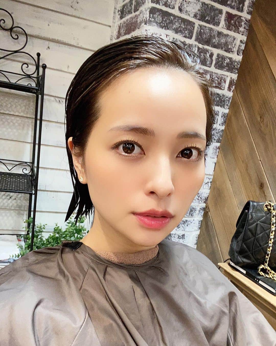 のインスタグラム：「久しぶりのショートボブ‼︎ 次の役の為に思い切ってバッサリいったよ〜。 どうかな？似合うかな〜？ 久しぶりに短くて頭がかるーい💕めぐたんは天才‼︎ @meg_kodama  @littlexsalt  #meg_arrange  #hairstyle #ショートボブ #ショートボブ前下がり  #ウエットヘア」