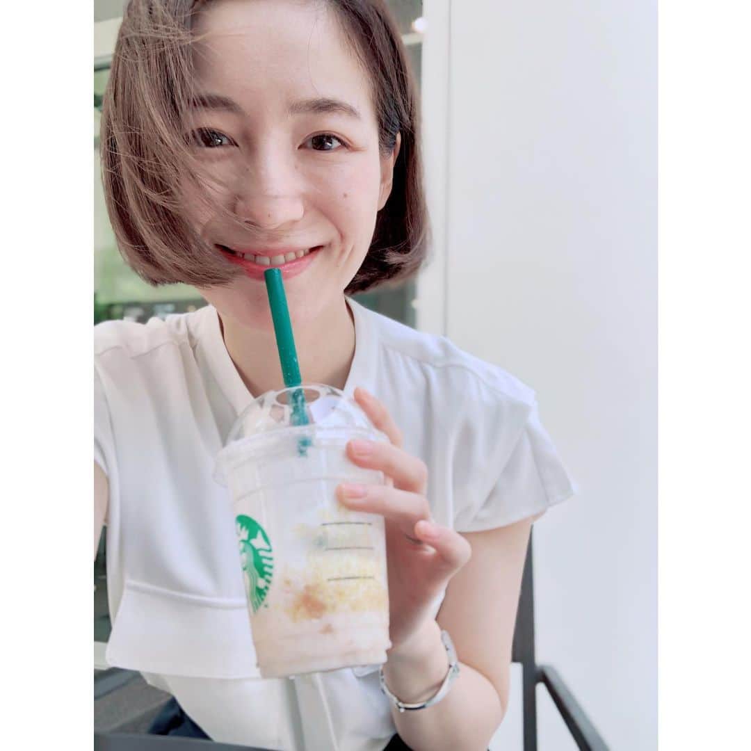 平田薫さんのインスタグラム写真 - (平田薫Instagram)「本日予定終わりで、暑い日差しの中歩いていたらStarbucksの桃フラペチーノに完全にノックアウトされ看板の前から一歩も進めなくなったので👣久々すぎるスタバ味わってきたよ。 最後に飲んだのいつだったか思い出せないくらいの久々のスタバ。桃感最高でした🍑 もう見た目の神々しさがすごい。  しかも日陰のテラス席が空いていて、ゆったりと風に吹かれながらのフラペチーノ。最高でした〜！ 思い出すだけで幸せな気分なるわー。  光浴びてだいぶ髪明るいですね。すごく綺麗な色に抜けてきてて嬉しい☺️けど、お仕事の為近々また染め直しするけど。 いずれまた綺麗に色が抜けると思うと楽しみだ！笑  フラペチーノ飲んだし、今日の晩ご飯もヘルシー予定🙏 今日は外歩いて暑かったから冷え冷えの冷奴たべよっ。  #久々の自撮り#🍑#フラペチーノ#スタバ#至福#Starbucks #夏すぎる」8月5日 19時06分 - hiratakaoru1215