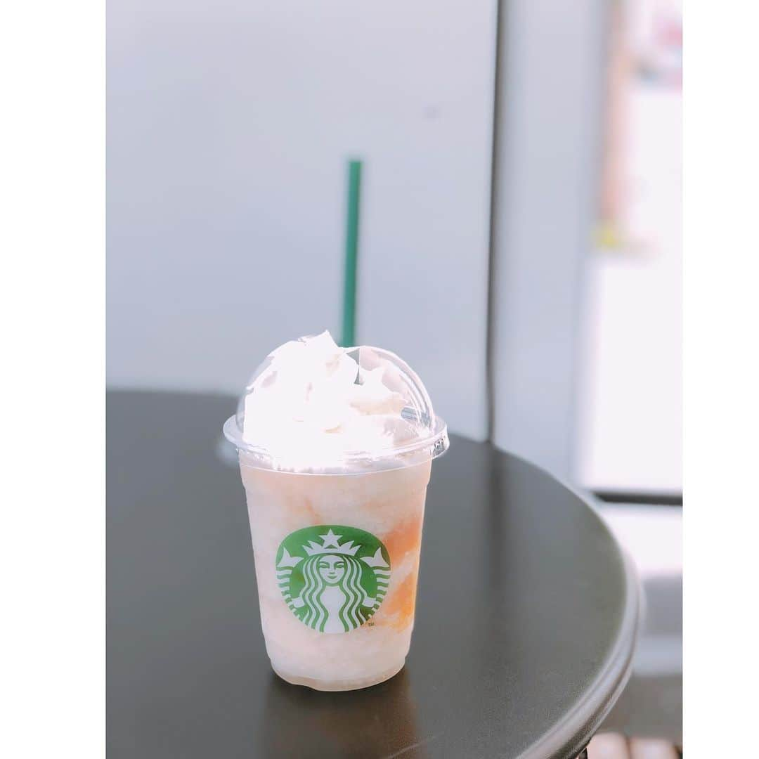 平田薫さんのインスタグラム写真 - (平田薫Instagram)「本日予定終わりで、暑い日差しの中歩いていたらStarbucksの桃フラペチーノに完全にノックアウトされ看板の前から一歩も進めなくなったので👣久々すぎるスタバ味わってきたよ。 最後に飲んだのいつだったか思い出せないくらいの久々のスタバ。桃感最高でした🍑 もう見た目の神々しさがすごい。  しかも日陰のテラス席が空いていて、ゆったりと風に吹かれながらのフラペチーノ。最高でした〜！ 思い出すだけで幸せな気分なるわー。  光浴びてだいぶ髪明るいですね。すごく綺麗な色に抜けてきてて嬉しい☺️けど、お仕事の為近々また染め直しするけど。 いずれまた綺麗に色が抜けると思うと楽しみだ！笑  フラペチーノ飲んだし、今日の晩ご飯もヘルシー予定🙏 今日は外歩いて暑かったから冷え冷えの冷奴たべよっ。  #久々の自撮り#🍑#フラペチーノ#スタバ#至福#Starbucks #夏すぎる」8月5日 19時06分 - hiratakaoru1215