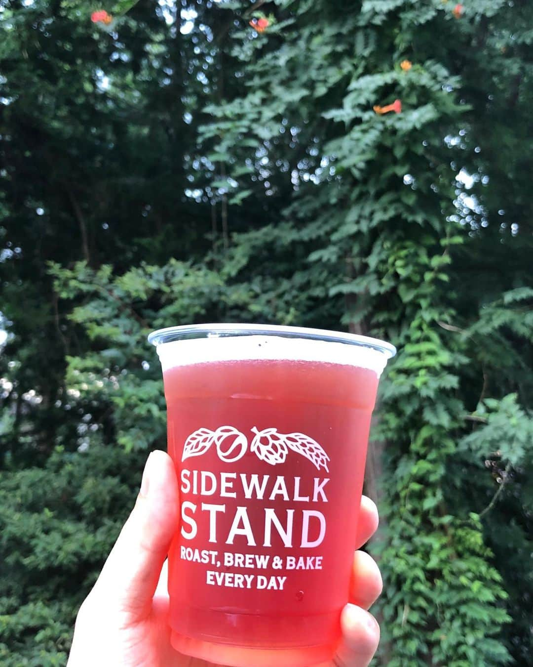 ホリエアツシさんのインスタグラム写真 - (ホリエアツシInstagram)「真夏🍺 まなったん🌻 #sidewalkstand #craftbeer」8月5日 19時07分 - a.horie