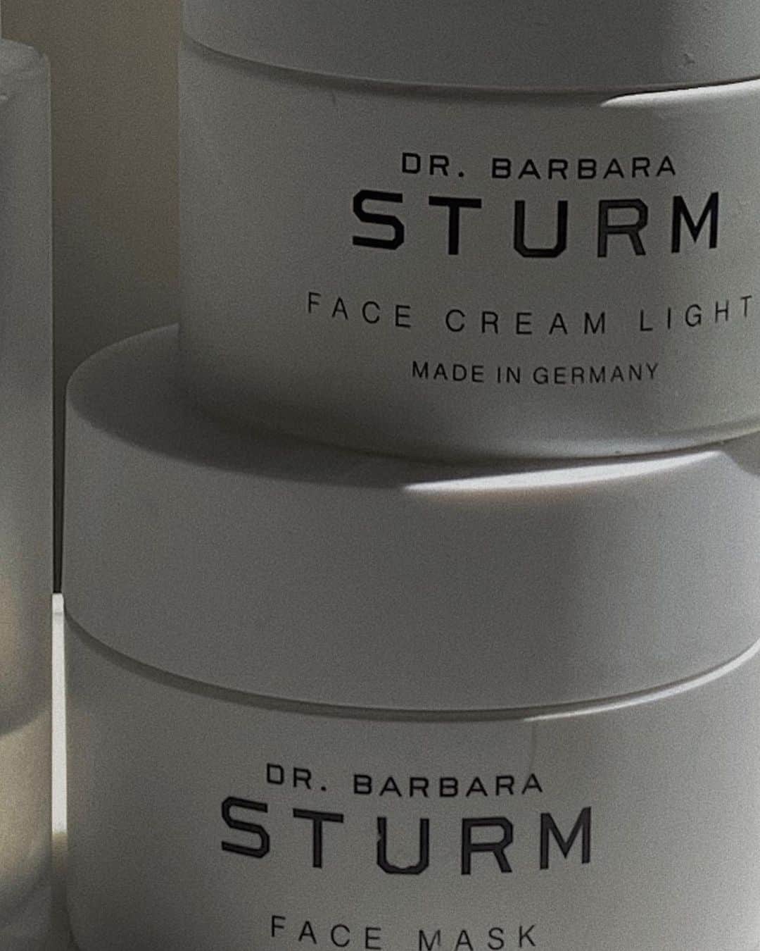 エレオノーラ・カリシのインスタグラム：「Improve my skills by starting to talk about beauty, skin care and the products that have accompanied me in these years. I have always loved to discover new ways and new technologies to make time go by and feel better about myself both inside and out.  DR. BARBARA STURM FAVORITES  - Hydrating Face Mist  - Sun Drops SPF 50 ( for my type skin ) - Face Cream Light x everyday use  - Face Mask   “ Dr. Barbara Sturm products contain innovative, high concentration active ingredients adhering to Germany’s rigorous skincare ingredient laws. Our philosophy of skin healing also means we do not use substances and ingredients that are both unnecessary for the skin and may promote inflammation, including artificial fragrance, color, micro plastics and aggressive preservatives “ #suppliedby #BarbaraSturm」