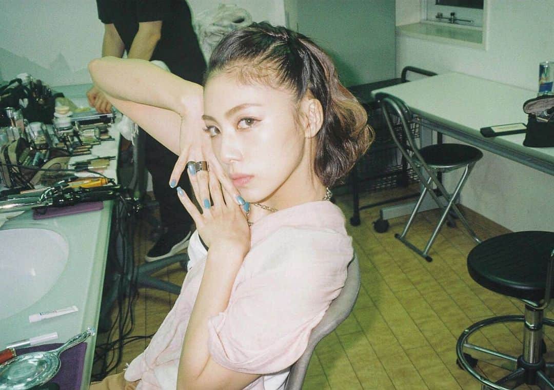 honoka のインスタグラム：「オンラインライブの日。 ひびかめら❤️いつもありがとう  明日も撮影やから 今日はほとんど寝る時間ない日🥱 今から寝たいけど多分寝れんよなぁ。笑 おっとけぇぇー」