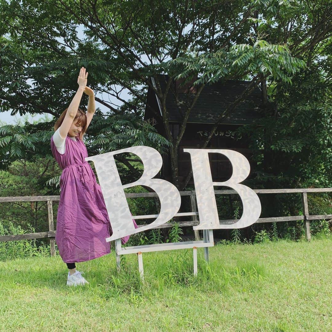 枝川結花のインスタグラム：「． BB🍇 ． ブルーベリー農園に行ってきたよ〜 ． 実際本当にウソなく自分自身は 正真正銘めっちゃB型やし、 ブルーベリーはわりと好物やから Bを表現してみたよ！ ． 肝心なブルーベリーの話ですが、、 とても新鮮で甘かったです！！！ ブルーベリーさん、おいしいよー！ ありがとう！ブルーベリー！とゆうほど。 ． ブルーベリー色のワンピースも ちゃんと着て行きました💜❤️ しわくちゃなってて最悪だね！ ． お靴はおニューの#アキクラシック 🤍🤍🤍✨✨✨✨✨✨ ． #ベリーベリーヤミー#富山市 #ブルーベリー　🟣🔵🟣🔵 ．」