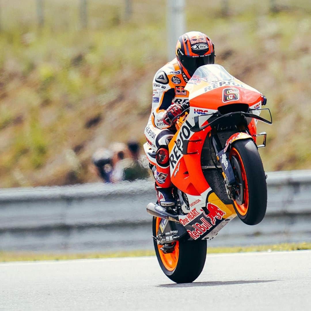 レプソル・ホンダのインスタグラム：「Today's #WheelieWednesday comes courtesy of @stefanbradl6 at last year's #CzechGP 🇨🇿 ⠀⠀⠀⠀⠀⠀⠀⠀⠀  #CzechGP #MotoGP #SB6 #StefanBradl #Racing #Repsol #Honda #Racing #RepsolHonda #HRC #RC213V #ThePowerOfDreams #Racing #Motorcycle #Team #OneHeart #PushingAheadTogether」