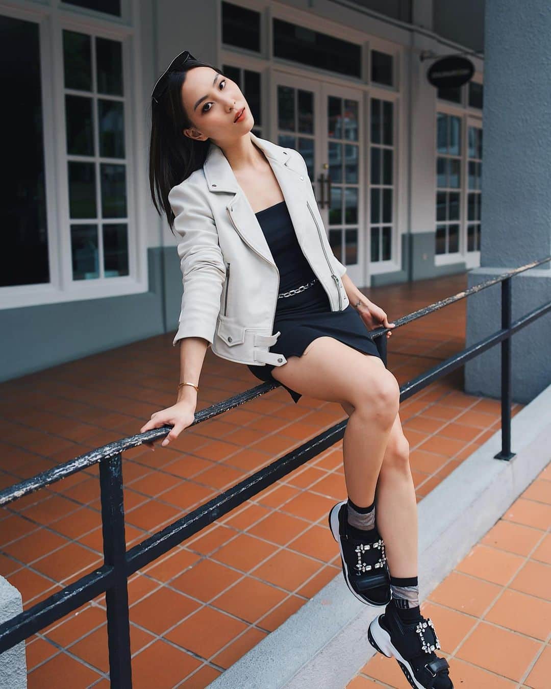 ソニアのインスタグラム：「What you don’t see in this pic- my entire core shaking from trying to balance on this tiny bar 🤣   @rogervivier #Vivrun」
