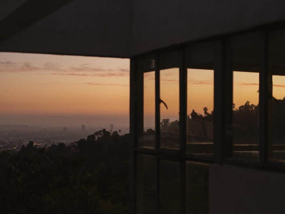 C E R E A Lのインスタグラム：「Had I visited the Lovell Health House in 1929, the original owner of the house, Dr Philip Lovell, might have prescribed a bite of raw artichoke, maybe led me to a modestly screened balcony for a spot of nude sunbathing. As a self-branded naturopath and a successful columnist for the LA Times, Lovell had his finger on the cultural pulse – which was perhaps how he had the insight to commission the first documented steel framed house in the United States, designed by the little-known Austrian émigré who was to became the magus of Los Angeles modernism, Richard Neutra.  Read the full story online via the link in profile.  #lovellhealthhouse #richardneutra」