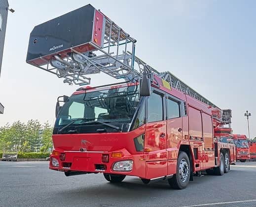 モリタさんのインスタグラム写真 - (モリタInstagram)「8月5日は「はしご車の日」。こちらは東京国際消防防災展2018で初披露した、車いす対応のはしご車です。 #人と地球のいのちを守る #モリタ#はしご車 #morita#ladder#laddertruck #laddertruckday #firetruck#firefighter#fireengine#truck#消防車#レスキュー#rescue#消防士#red」8月5日 19時17分 - moritagroup