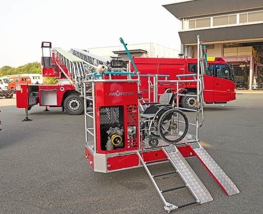 モリタさんのインスタグラム写真 - (モリタInstagram)「8月5日は「はしご車の日」。こちらは東京国際消防防災展2018で初披露した、車いす対応のはしご車です。 #人と地球のいのちを守る #モリタ#はしご車 #morita#ladder#laddertruck #laddertruckday #firetruck#firefighter#fireengine#truck#消防車#レスキュー#rescue#消防士#red」8月5日 19時17分 - moritagroup