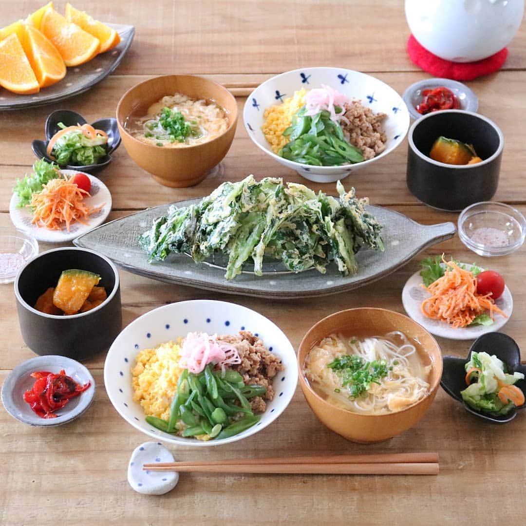 yunaのインスタグラム：「♩ . . . ３色そぼろ丼 つるむらさきの天ぷら にゅうめん かぼちゃのはちみつ塩バター ピーマンと塩昆布の炒め物 人参サラダ みかん🍊 . . . #yunaご飯#lin_stagrammer#kurashiru#delistagrammer#Japanesefood#ロカリキッチン#デリスタグラマー#クッキングラム#クッキングラムアンバサダー#タベリー#フーディーテーブル#Kissカメラ#iegohanphoto#てづくりごはん365#おうちごはん#おうちごはんlover#ママリクッキング#マカロニメイト#おうちごはん通信#キッチングラム#おうちカフェ#夜ごはん#晩ごはん#dinner#小石原焼#翁明窯元#白山陶器#波佐見焼#hasamiporcelain」