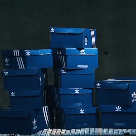 谷正人のインスタグラム：「いよいよ明日、8月6日12時、 STUDIOUS MENSにて「adidas×HUMAN MADE」の コラボスニーカーが発売です！ 取扱店舗は下記となります。 国内は STUDIOUS TOKYO 神南 STUDIOUS ONLINE STORE STUDIOUS 南堀江 STUDIOUS 3rd原宿店 海外は STUDIOUS TOKYO上海店です。 よろしくお願いします🙇‍♂️ #adidas #humanmade #studious」