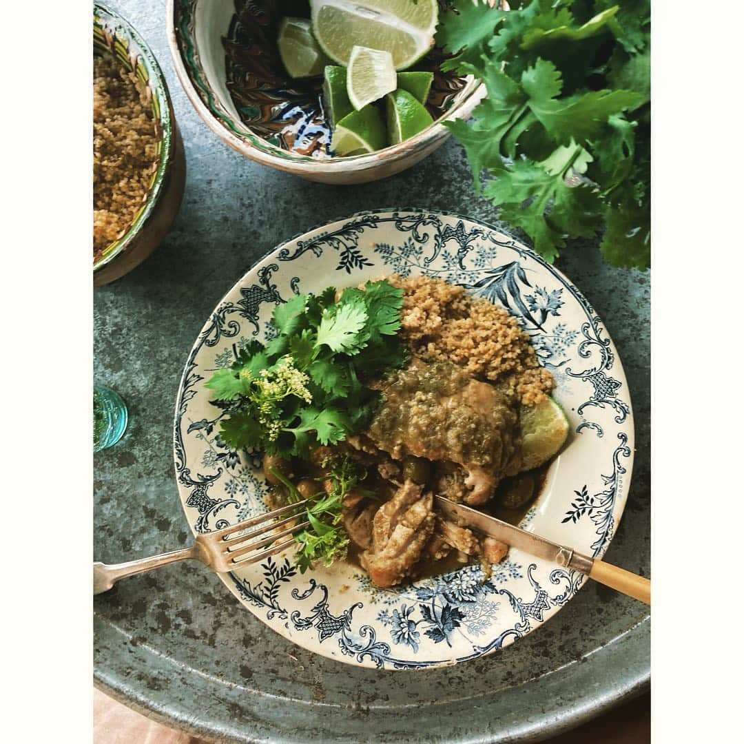 journaleatripのインスタグラム：「coriander  香菜とグリンオリーブとライムの鶏煮込み .  メニュー名は説明ストレートか思い描く絵なのか、 考えるの悩みますが、兎に角ずっと作り続けています。 どなたが作られても、 どなたか食べられても大方美味しいっ！ となる味かと思います。 特に夏があいます。 . ライムをギューっと絞って味わい濃いのに爽やかっ！  で 違うメニュー名は "夏の灼熱太陽の木陰の下での一皿" "夏の想いで"   ......。  何のこっちゃ。。。つづく。 . よろしければー。  今月号たくさんの美味しいレシピとともに。  #グリーンオリーブ #香川塩蔵手摘みオリーブ#このままでもとーっても美味しい#eatripsoil」