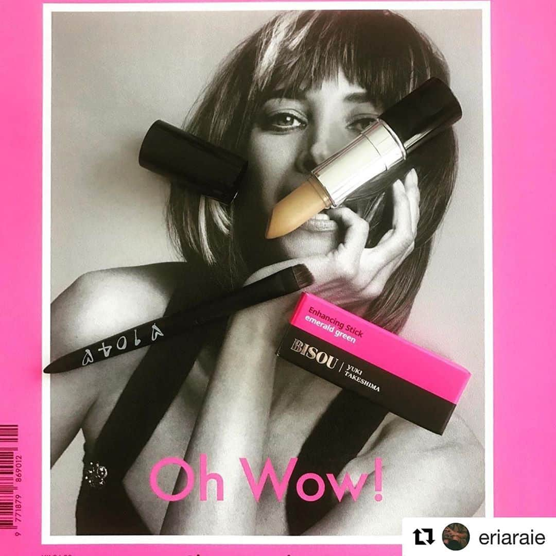 YUKI TAKESHIMAさんのインスタグラム写真 - (YUKI TAKESHIMAInstagram)「ERIありがとう💕 #あなたをエンハンス #ohwow  #bisouエメラルドグリーン  #yukibrush   #Repost @eriaraie with @get_repost ・・・ 口紅のパッケージからコンシーラーが出てきてびっくり！ 箱のカラーリングにピンときて本棚から取り出したカバーにはOh Wow! のキャッチ。 肌にのせたらまさに。ビズされた時みたいに柔らかく肌にとけてあたたかな余韻が残る。 ユキさんの手がけるブラシや肌を健やかに輝かせるプロダクト、そして何よりご本人の魅力を富山でも知ってもらえる機会を作れたらいいなぁ。 BISOU bisou ユキさん😘  @bisou_yukitakeshima  #ビズゥ #enhancemyself  #enhanceyourself  #wellness」8月5日 19時21分 - yukimake