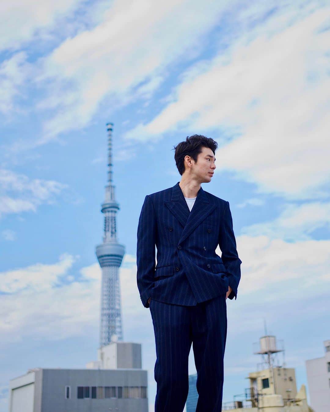 のインスタグラム：「東京スカイツリーとスーツ ﻿ suits @maisonmargiela by @johngallianoofficial ﻿ photo @mishimataiki ﻿ special thanks @go_akimoto ﻿ ﻿ #maisonmargiela #margiela #suits #johngalliano #leicam10p #マルジェラ #スーツスタイル #東京スカイツリー」