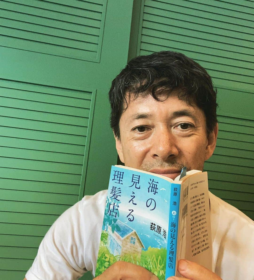 西川忠志さんのインスタグラム写真 - (西川忠志Instagram)「えぇ小説読みました。  あぁ。えぇ本読みました。  『海の見える理髪店』荻原浩。 （集英社文庫）  直木賞受賞作品。  表題が気に入って買ったのですが。  短編6本。  事実は小説よりも奇なり。とも言いますが 僕は6本どの作品も 小説で十分、現実に触れさせて貰った感。  僕は短編集って、 その中のどれが気に入ったとか あれはもうひとつだったとか 勝手に自分で決めてしまいがち😅なのですが  この本は どれも胸に響きました。 全部良かった！  荻原浩さん！凄いですね！  涙もいっぱい出ました。 電車の中で読んでなくて良かった😅  感謝  #小説　#短編集　#海の見える理髪店　#荻原浩　#集英社文庫 #いつか来た道　#遠くから来た手紙　#空は今日もスカイ　 #時のない時計　#成人式　#事実は小説よりも奇なり　#読書 #ありがとうございます　#ありがとう　#えぇなぁ　#本　#涙 #吉本新喜劇　#西川忠志　#直木賞　#受賞　#電車　#感謝」8月5日 19時32分 - nishikawa_tada