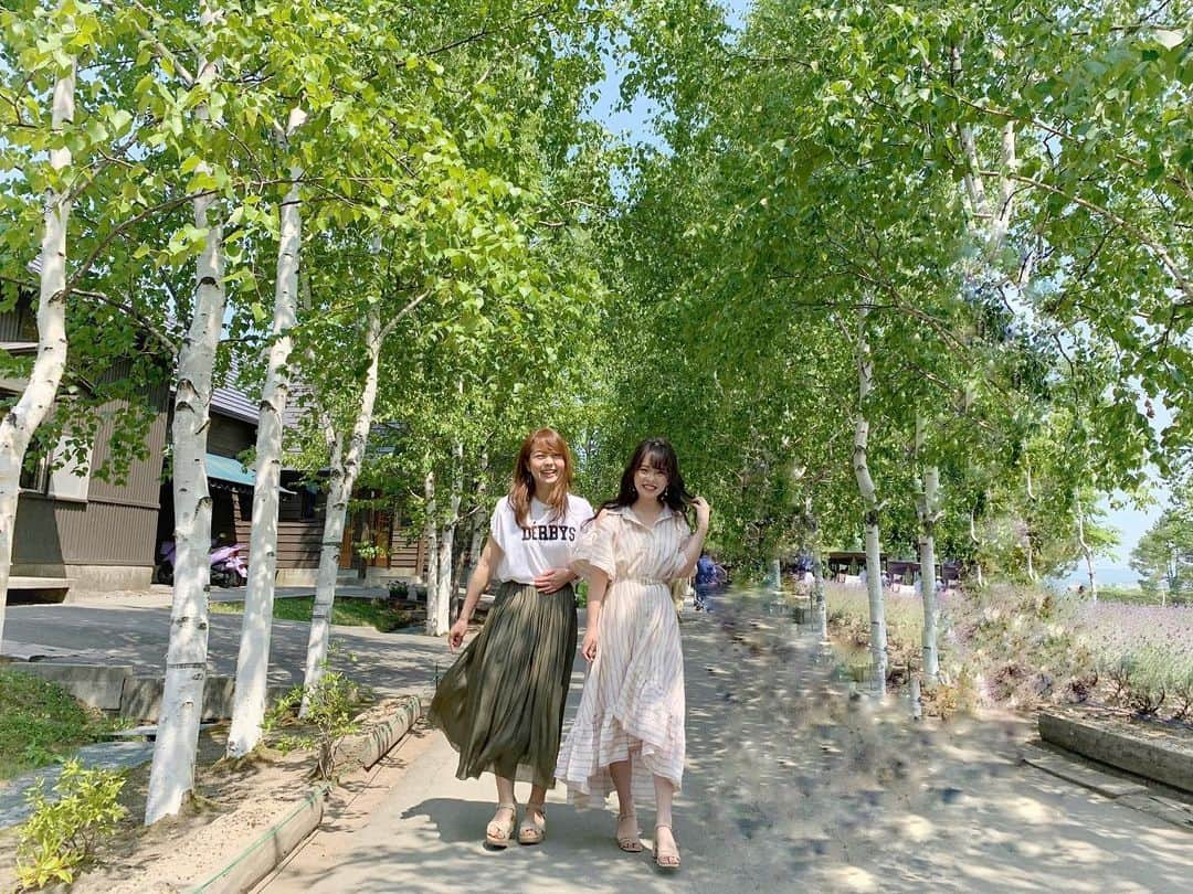 空山菜摘さんのインスタグラム写真 - (空山菜摘Instagram)「♡ 🌲💕 . . 去年の今日は北海道行ってたみたい😭❤️ 北海道広くてまだ他のエリアでも 行きたいところいっぱいあったから 行けるようになってほしいなぁ🥺 . . この写真実は真横に女の子が歩いてて 3人で歩いてるみたいに写ってるねん🤫 （加工で無理やり女の子消した笑） この次のショットは私が女の子に気付いて 「あっ」って顔してるんやけど、 あとで写真確認した時爆笑したの思い出😂💘 （顔ひどいから載せへんけど見せたいレベルで ペラペラ漫画みたいやったよ😂） . . . . #ファーム富田 #四季彩の丘 #富良野 #富良野観光 #ラベンダー畑 #美瑛 #国内旅行 #温泉旅行 #温泉旅館 #旅館 #温泉♨️ #女子旅 #タビジョ #旅行好きな人と繋がりたい #ソラtrip #北海道旅行」8月5日 19時26分 - natsumi_sorayama