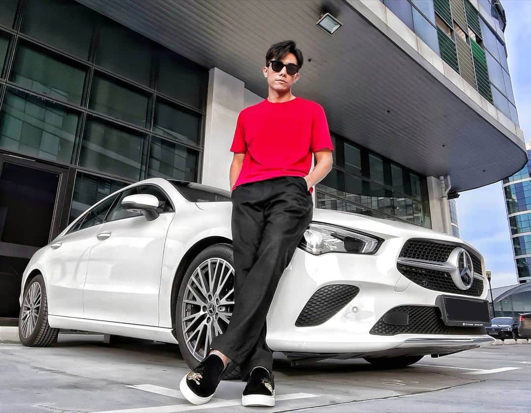 のインスタグラム：「Red and white 🇸🇬 I'm all set for National Day. Are you ready too?   To me, red signifies passion and drive, while white symbolises clarity of thought. These are qualities that I embody when I pursue my dreams! How about you? ❤🤍  #MercedesBenzSG #MercedesBenz #CLA」