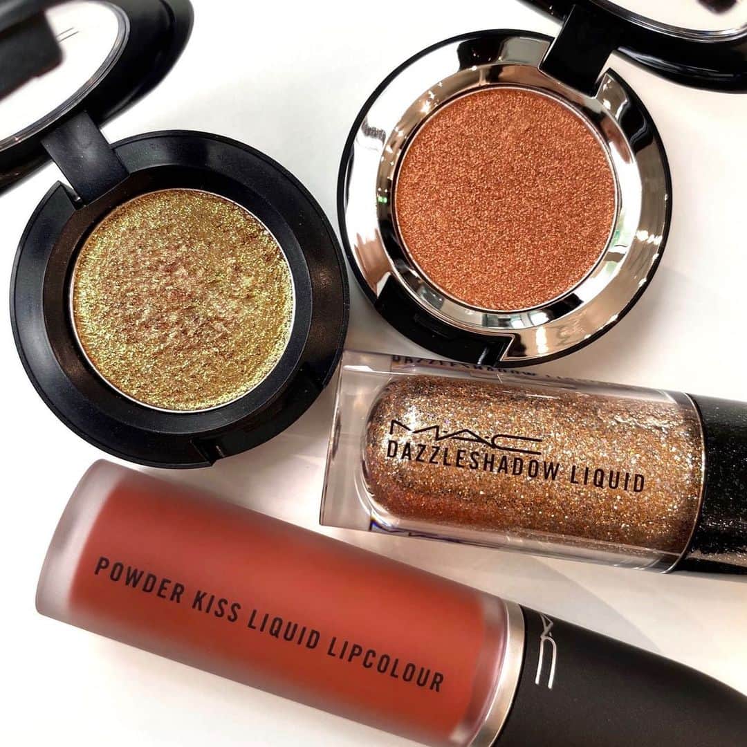 M∙A∙C Cosmetics Japanのインスタグラム：「煌びやかな「ダズルシャドウ」シリーズを使った、キラリと輝くグリッターアイメイク💎 ㅤ 目もとにラメをきかせることで、表情がぱっと明るくなります✨ 仕上がりは2枚目をチェック👉 ㅤ 【使用製品】 EYES: ☑︎ダズルシャドウ / アイ ライク 2 ウォッチ ☑︎ダズルシャドウ エクストリーム / クチュール コッパー ☑︎ダズルシャドウ リキッド / フラッシュ アンド ダッシュ LIPS: ☑︎パウダー キス リキッド リップカラー / ソーリー ノット ソーリー ㅤㅤ 【公式オンラインショップ限定特典】 🆕 お好きなM･A･Cアイシャドウもしくはアイベースを含む税込5,500円以上ご購入で、マスカラのサンプル(1g)をプレゼント！ ※なくなり次第終了 ☑︎初回ご購入のお客様へ10% OFFクーポンをプレゼント （クーポンコードwelcome） ㅤ #MACDazzleShadow #macダズルシャドウ #MACCosmeticsJapan #MACCosmetics #MAC #MACコスメ #マックコスメ #コスメ#コスメ紹介#コスメ好き#コスメレポ #化粧品 #デパコス #コスメ部 #コスメマニア #メイク好き#メイク道具#美容大好き#美容好き#メイクプロセス#トレンドメイク#夏メイク#メイクテク#アイメイク#アイシャドウ#グラデーション#キラキラ#キラキラメイク」