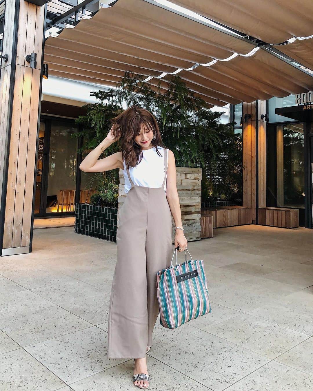 のインスタグラム：「・ 上下全身GUコーデ。 今日も暑いー🌞 ・ プール付きのおうちに住みたい🥺 毎朝ダイブ！！ ・ できたら気持ちいいだろーなぁ😳✨ ・ こんなに暑いのにクーラーが何度も停止して地獄をちょいちょい味わった今日でした😱 ・ このサロペットやっぱりかわいーわぁ✨ 後ろは結構カジュアル！ ・ ・  ・ tops @gu_global  salopette  @gu_for_all_  shose #gu#ジーユー  ・ ・ #ジーユー購入品 #ジーユーコーデ  #きれいめコーデ#きれいめカジュアル#ママコーデ#大人可愛いコーデ #シンプルコーデ#夏コーデ#大人カジュアル #大人コーデ #デートコーデ #30代ファッション #30代コーデ #locari#mineby3mootd」