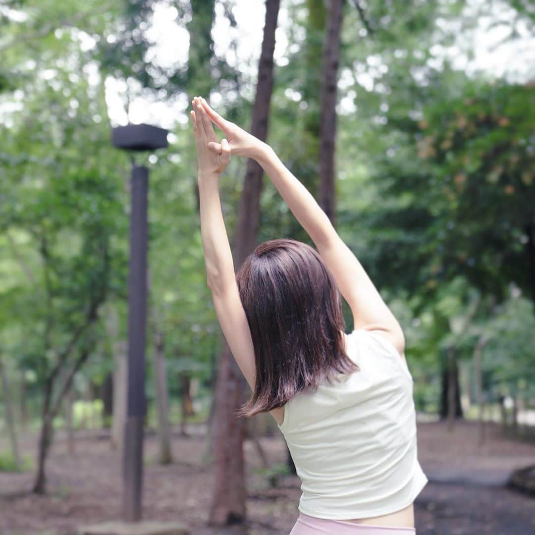 乙黒えりのインスタグラム：「夏本番ですね。 昨日は2時間くらい休み休みですが、お散歩しました。 いい汗かいた〜💦 最近自粛でめっきり運動不足なので、気温が上がる前に娘たちとのお散歩しようかな〜☀️ 今日読んだ論文では、適度な運動と野菜中心の食事が腸内フローラのバランスを良くして善玉菌を増やすという内容でした。 菌ケアの食べ物だけじゃなく運動も必要ですね✊ 暑いけど工夫して体も動かなきゃね!! #ヨガウエア @lee.che.1  @xexymix_jp  #腸活アドバイザー #運動#野菜#菌ケア」