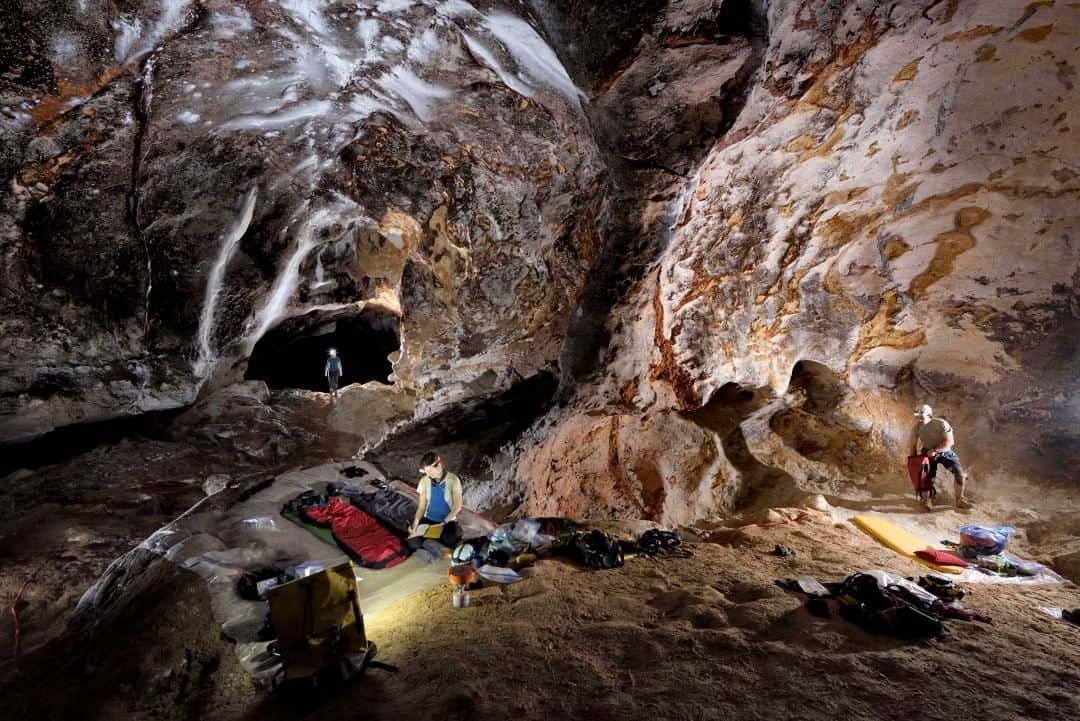 ナショナルジオグラフィックさんのインスタグラム写真 - (ナショナルジオグラフィックInstagram)「Photo by Robbie Shone @shonephoto  I often get asked what it's like to camp underground for days at a time. For a week I slept here, in Lechuguilla Cave, in Carlsbad Caverns National Park. Only when I made this photograph did we see how pretty the walls were. The rock patterns and the swirls are beautiful. For millions of years, Lechuguilla has been sealed off from humans—and this is why its otherworldly crystal formations are so pristine. Access to this cave is extremely difficult to obtain, and only researchers and scientists are allowed to enter for their work. This way, the fragile formations remain preserved.」8月5日 19時38分 - natgeo