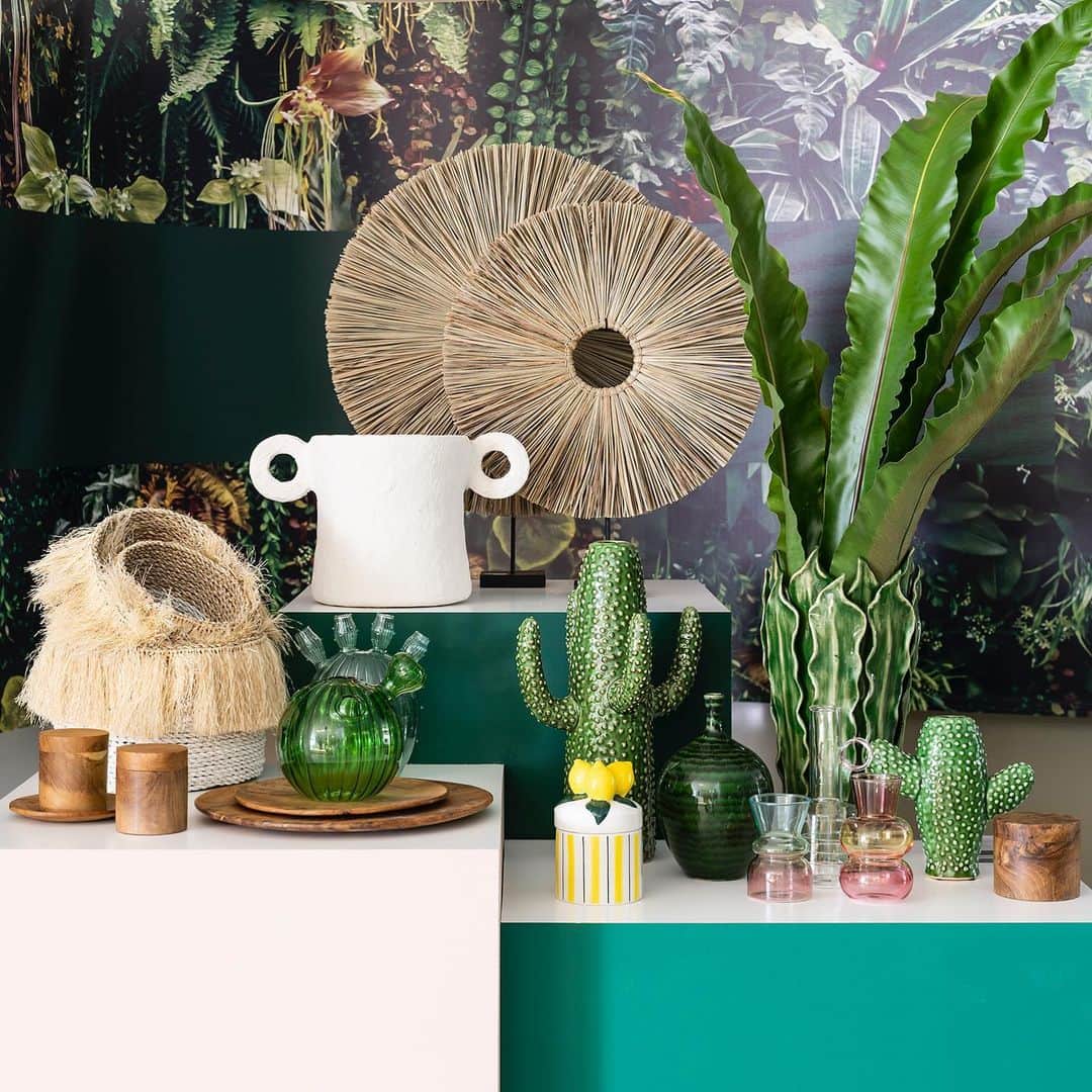 Cassina ixc. (カッシーナ・イクスシー) さんのインスタグラム写真 - (Cassina ixc. (カッシーナ・イクスシー) Instagram)「2020年夏の生活雑貨コレクションは、自然素材を使ったアイテムや植物を想起するグリーンカラーをベースに、少し個性的なデザインをセレクトしました。明るく溌溂とした雰囲気を作り出し、おうちの中でも夏の気分を思い切り楽しむことのできるアイテムが揃っています。 . ●カッシーナ・イクスシーでは、おうち時間を快適にするアイデアをウェブサイトにてご紹介しております。詳しくはプロフィール（@cassinaixc_official ）のURLよりご覧ください。 . #cassinaixc #homefurnishing #homeaccessories #interior #interiorinspiration #homedecor #botanical #botanicalcraft #botanicalgarden #newlifestyle #summer #vacation #holiday #カッシーナイクスシー #インテリア #インテリア雑貨 #インテリアコーディネート #インテリアショップ #ボタニカル #クラフト #おうち時間 #夏休み #夏のコーディネート」8月5日 19時39分 - cassinaixc_official