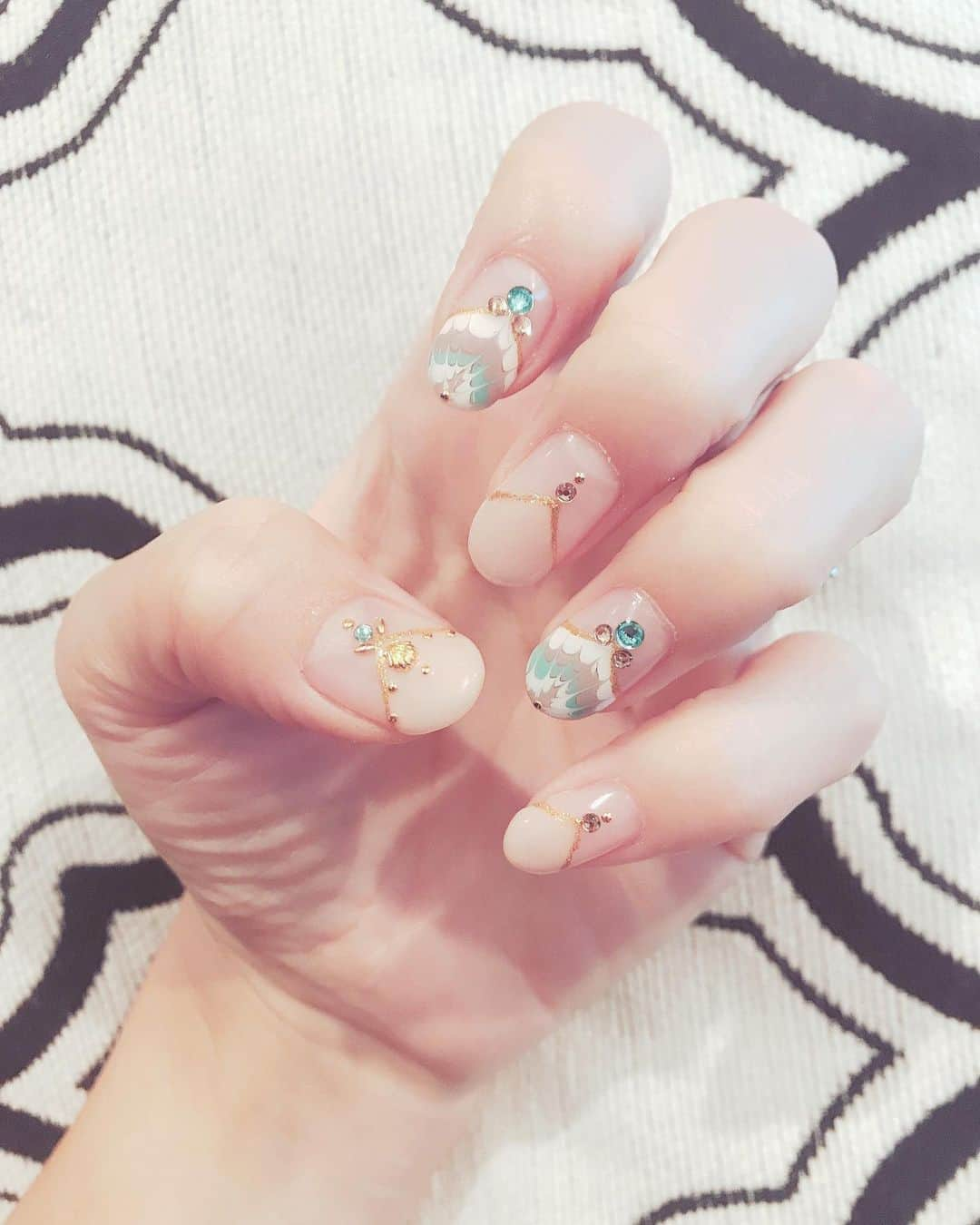 祥子さんのインスタグラム写真 - (祥子Instagram)「nail change💅 梅雨も明けましたし、夏が本気を出してきたところで🌻 わたしの爪も衣替え🏖 今回も大満足の最高の仕上がりになったよ😍💕 たくさんサンダル履こーっと👡 しょこたん、ありがとう💓 #nail #nailchange #nails #naildesign  #summernails #ネイル #サマーネイル #最高の仕上がり #天才 #nailist #しょこたん #summer #夏 #ありがとう」8月5日 19時49分 - sho_ko.0413