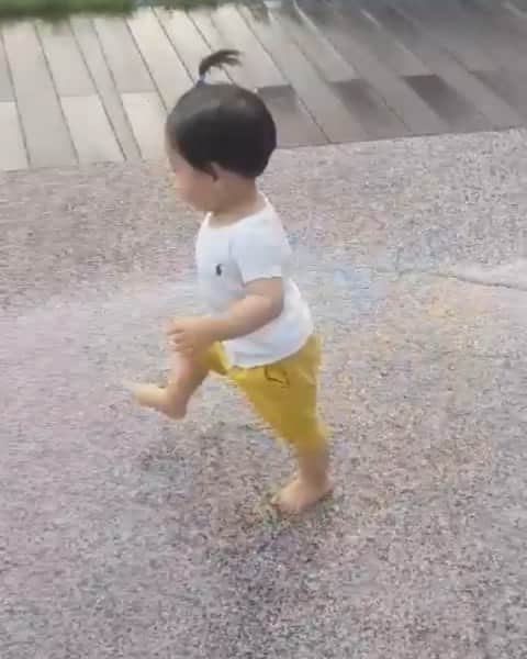 ミン・ヨンウォンのインスタグラム：「부산 날씨 좋음🌈🌞🌤 . 남편과 엄청난 부부싸움 했으나🤬🥊🥊 . 민서가 아빠 넘 좋아하고 내가 민서랑 놀아줄 체력이 안되서 일단 한템포 참는중 #엄마가좋아아빠가좋아 . 아직 안풀렸음 화산 폭팔전임 #조심하시오 🌋🌋🌋 #경고  . 민서의 첫 태국 음시 팟타이 부산에서 태국음식점 #달타이 #강추 진짜 친절하시고 진짜 재료 아낌없이 팍팍들어가고 너~무 신선하고 맛있었어요. ♡찐태국맛♡ #싸와티캅 (쏨땀, 똠양꿍, 팟타이, 풋팟퐁커리  추천이요. 먹고 더시키려했는데 다 못먹음 ㅋ) . 음식으로 세계여행 해봐요 ㅎㅎ . . . #김대장  #아빠와아들 #부산 #힘쎈아기 #들어들어다들어 #먹방 #푸드파이터#먹방요정  #16갤아기 #사랑해 #육아일기 #신혼일기 #육아맘 #육아소통 #일상 #소통 #맞팔 #데일리 #황금돼지띠아들 #오오티디  #foodfighter #baby #babyboy #love」