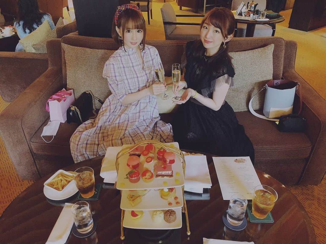 尻無浜冴美のインスタグラム：「温泉ちゃんにお誕生日お祝いしてもらったの🥰 アフタヌーンティーからの謎解き🤩1日ゆっくりできてリフレッシュできた〜✨✨ 私の為に色々考えてくれたことが嬉しくって、、💓 ありがとう(///ω///)♡  #シェラトン都ホテル東京  #誕生日ケーキ  #誕生日プレゼント  #アフタヌーンティー  #謎解き  #afternoontea」