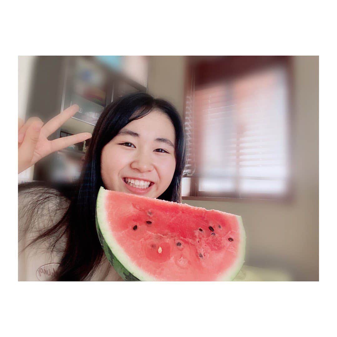 BmF【公式】さんのインスタグラム写真 - (BmF【公式】Instagram)「すいか🍉﻿ 毎年すいかを食べると夏だなって思います⛱﻿ 大きすぎてカットするのが大変でしたが﻿ とっても美味しかったです！﻿ ﻿ ﻿ #kurumi #BｍF #ビーマイナーエフ #高校生 ﻿ #jk #jk1 #fjk #04  #singer #歌手 ﻿ #watermelon #すいか #🍉 #instadaily ﻿ #Japanese #japan #tagsforlikes ﻿ #Japanesegirl」8月5日 19時46分 - bmf_twr