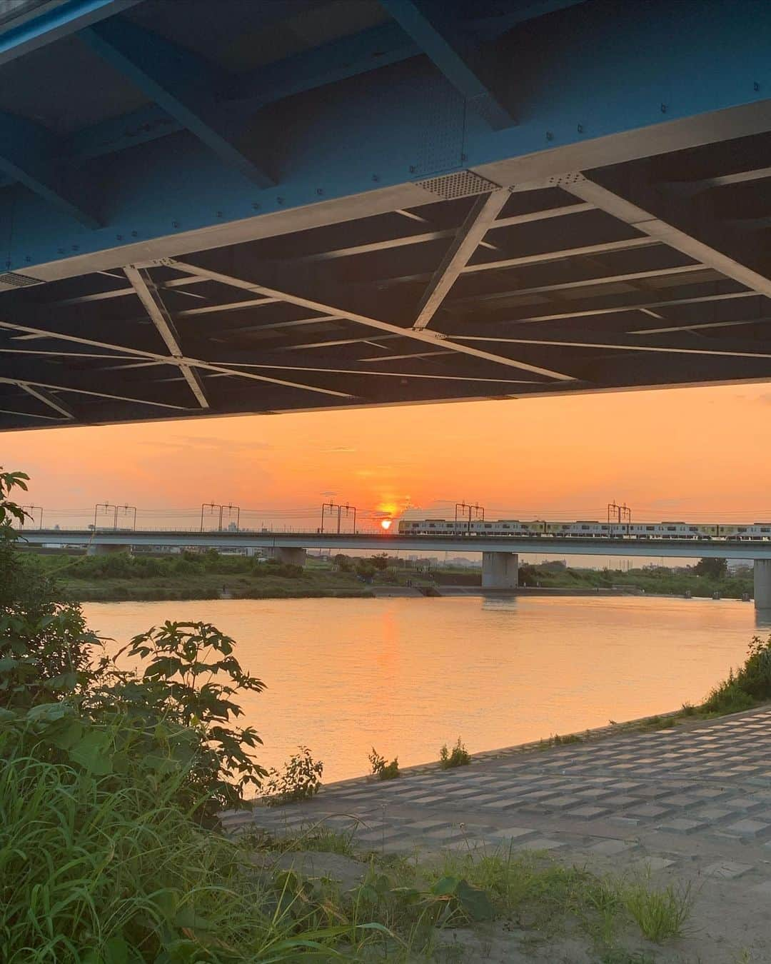 一双麻希 さんのインスタグラム写真 - (一双麻希 Instagram)「昨日の夕陽。 一面オレンジ色の空、、✨✨ 沈む時は本当にあっっという間で、ちょっと切ない。🙁 肉眼では、もっと何倍も大きくて、力強い夕陽でした。。🌇 ・ #shootingday #夕日 #無加工 #夕暮れ #夏の夕暮れ #夏空 #河川敷 #自然好き #夕日写真 #自然写真 #夏写真 #日本の風景 #sunset #sunsetriver #japanphotography #naturephotography #summerpic #nofilter」8月5日 19時47分 - isso_maki315