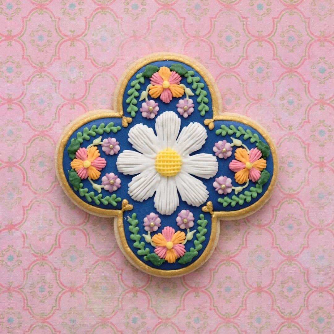 KUNIKAのインスタグラム：「Embroidery flower cookie 🤍﻿ It is my icon of Instagram!﻿ ﻿ 日々、研究、発見、練習の繰り返し🎨﻿ ﻿ #artofkunika」