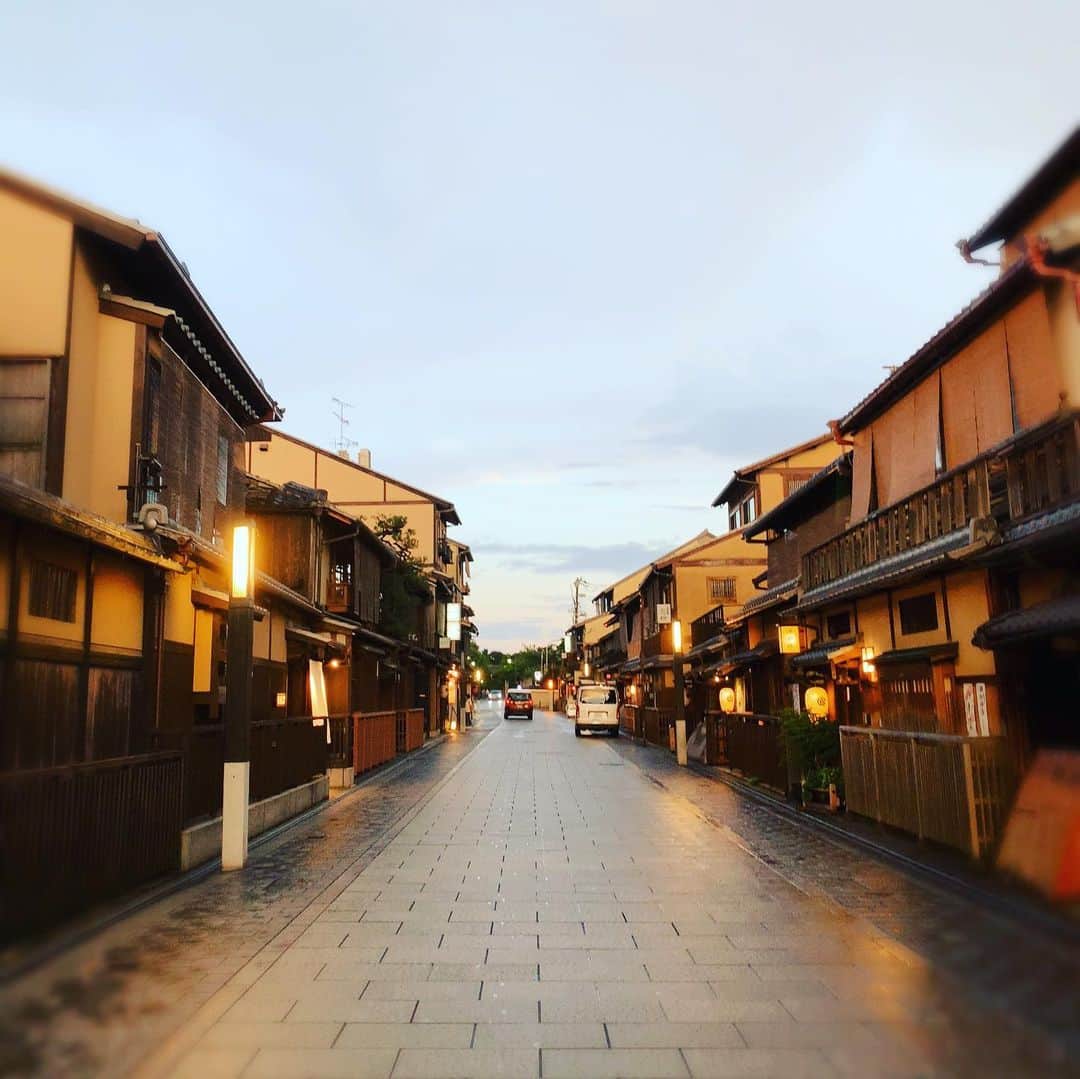 森夏子さんのインスタグラム写真 - (森夏子Instagram)「京都・祇園・花見小路﻿ ﻿ 雨上がり…﻿ ﻿ 凛とした空気…﻿ ﻿ もわっとした感じ…﻿ ﻿ どちらも心地よい✨﻿ ﻿ 静かに、静かに、﻿ 時間だけが流れていく。。。﻿ ﻿ ゆっくり、ゆっくり﻿ 味わいながら歩いてみる。﻿ ﻿ 贅沢な時間❤︎﻿ ﻿ ﻿ #京都﻿ #祇園﻿ #花見小路﻿ #京都旅行﻿ ﻿ ﻿ #贅沢な時間﻿ #至福の時﻿ #雨上がり﻿ ﻿ #kyotojapan﻿ #gion﻿ #kyotogram﻿ #kyotophoto﻿ #kyototrip﻿ ﻿ ﻿」8月5日 19時53分 - natsusora72