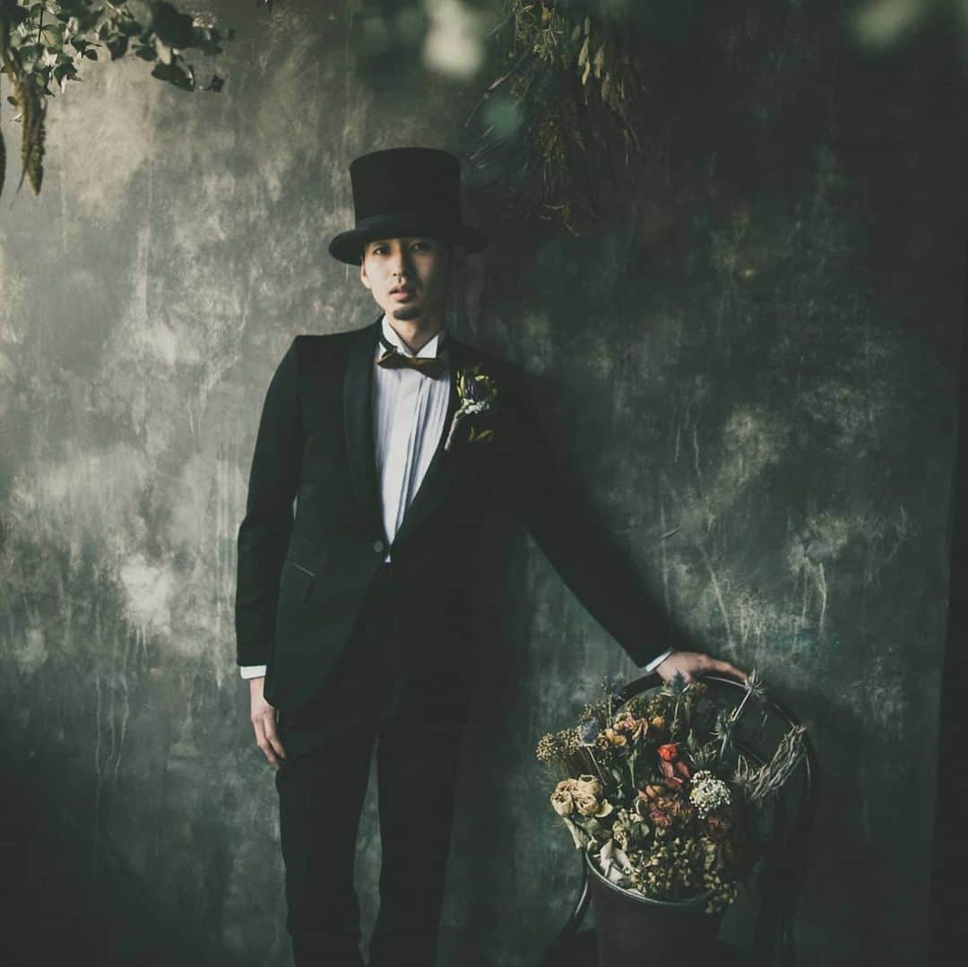 Cli'O mariageクリオマリアージュさんのインスタグラム写真 - (Cli'O mariageクリオマリアージュInstagram)「ご新郎様も素敵な一着をご着用頂きたいですよね🕊️ . クリオマリアージュでは沢山のバリエーションでタキシードやモードなドレスダウン出来るスーツの取り扱いをしております、お二人で飛びきりのお洒落でお二人らしいコーディネートで大切なその時を過ごせます様にと願っています✨ Cli'O hommeのオリジナルの数々から #ディースクエアード D SQUARED2 #ニールバレット Neil Barrett  #ジョンローレンスサリバン JOHN LAWRENCE SULLIVAN #suzukitakayuki とのコラボレーション #HAVERSACKATTIRE とのコラボレーション 等多数あるんですよ🕊️ 勿論フォトウエディングでもご着用可能です🍃 お洒落なハットや拘りシューズもレンタル可能です🕊️ . ★クリオマリアージュブライズをご紹介しております⏬  @cliomariage_brides ★パーティーや花嫁アクセサリーのご購入検討中の方はこちらをご覧ください⏬ @cliomariage.shop . The request of photo wedding is also possible. Please make an appointment. ↓↓↓ ☏+81-3-3770-9722 ✉info@cliomariage.com 1-16-16-5F Dogenzaka,Sibuya,Tokyo #cliomariage #photowedding #クリオマリアージュ #フォトウエディング #ウエディングフォト #ウエディングドレス #ドレス試着 #結婚準備  #前撮り #ファミリー婚 #撮影 #プレ花嫁 #卒花嫁  #2020秋婚 #2021春婚　#2020春婚 #タキシード試着 #ウエディングタキシード #ウェディングドレス迷子 #家族挙式 #タキシード #weddingdress」8月5日 19時56分 - cliomariage